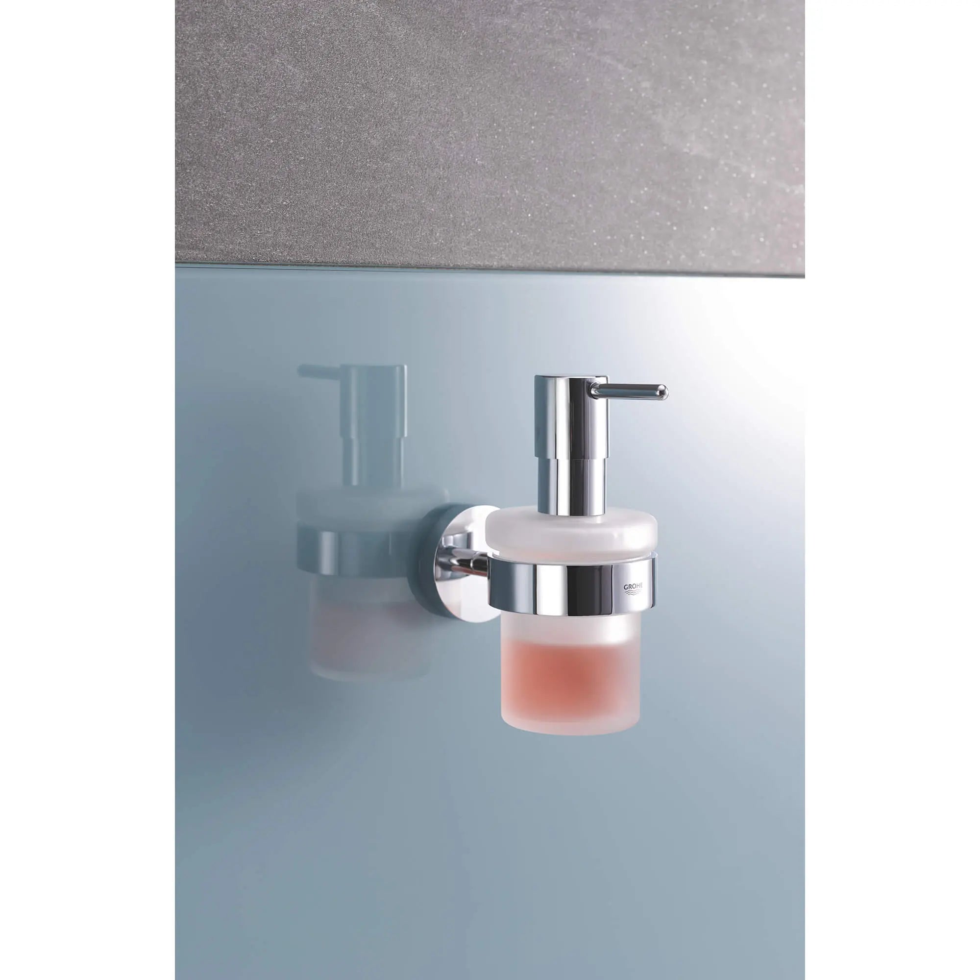 Essentials Distributeur à savon avec support // CHROME STARLIGHT GROHE // 2323_40448001-soap-dispenser-with-holder-enviro-1_0_CDNwebp.webp