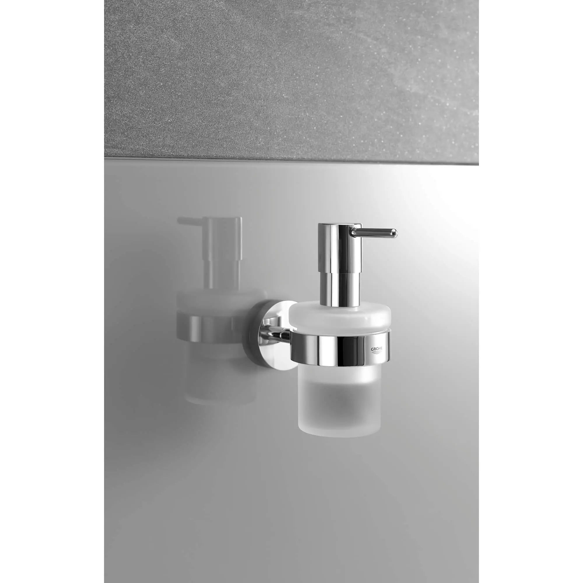 Essentials Distributeur à savon avec support // CHROME STARLIGHT GROHE // 2326_40448001-soap-dispenser-with-holder-enviro-2_0_CDNwebp.webp