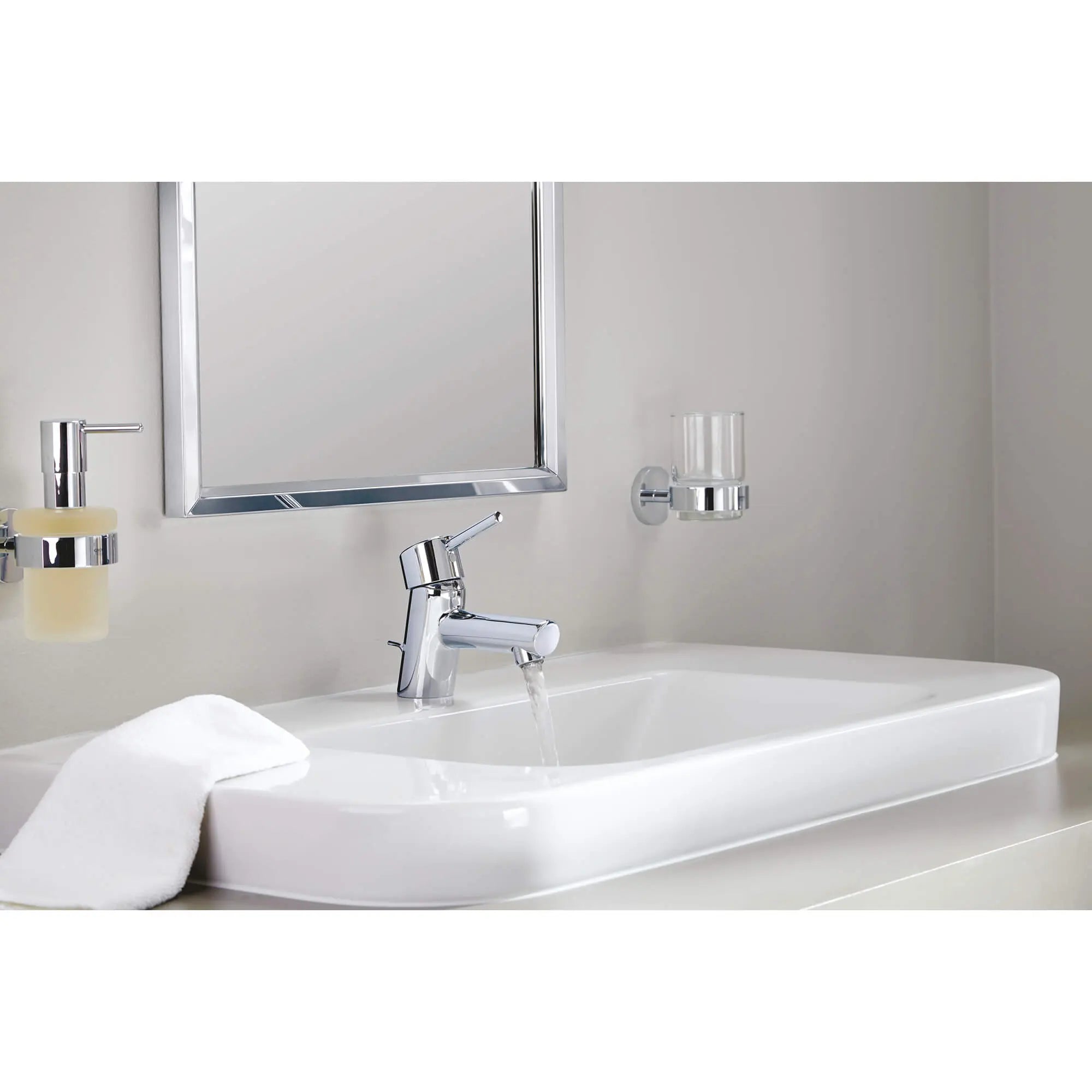 Essentials Distributeur à savon avec support // CHROME STARLIGHT GROHE // 2333_40448001-soap-dispenser-with-holder-enviro-7_0_CDNwebp.webp