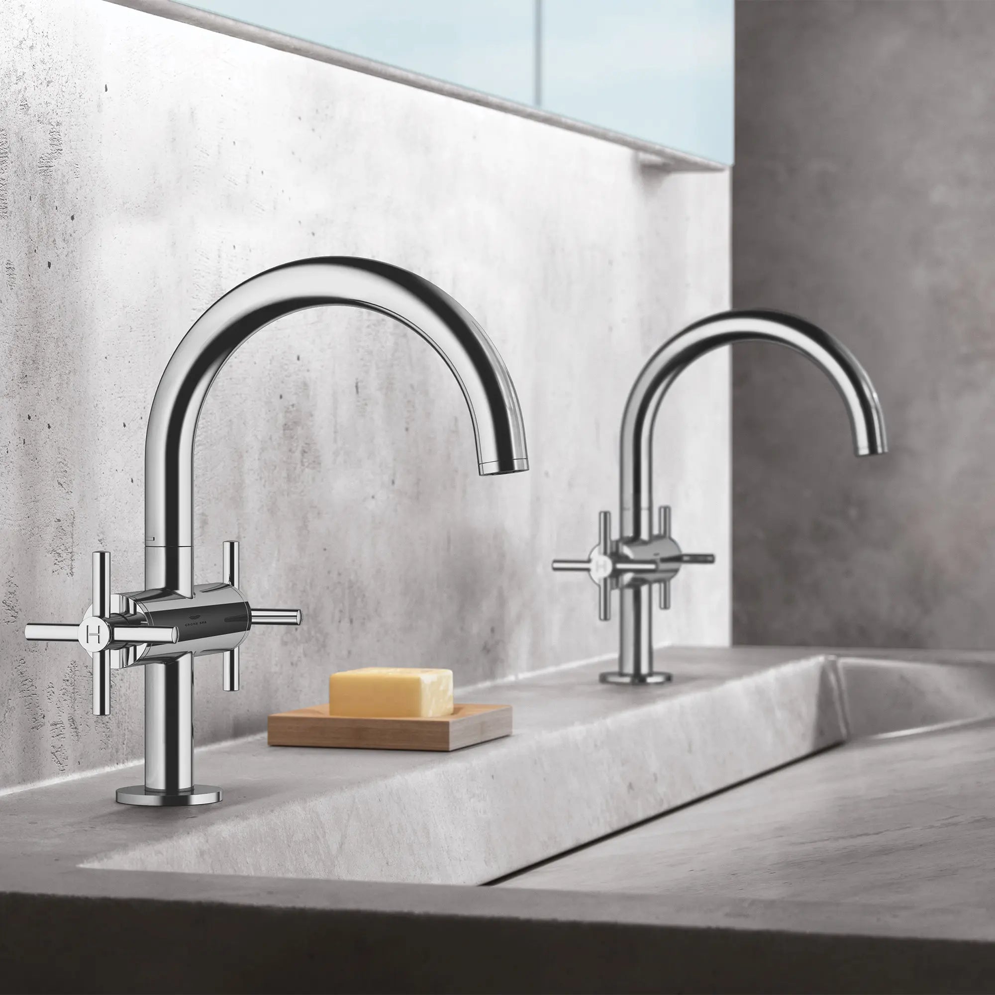 Robinet monotrou à bec bas // CHROME STARLIGHT GROHE // 233667_Atrio_EnvironmentCloseUp_21031003_0001_Nov2023_CDNwebp.webp
