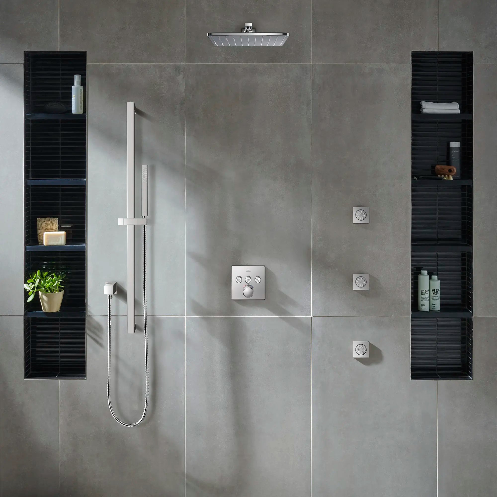 Eurocube Bras de douche de 11¼ po avec bride carrée // CHROME STARLIGHT GROHE // 233670_Grohtherm_EnvironmentCloseUp_27710000_26867000_29142000_26845000_0001_Nov2023_CDNwebp.webp