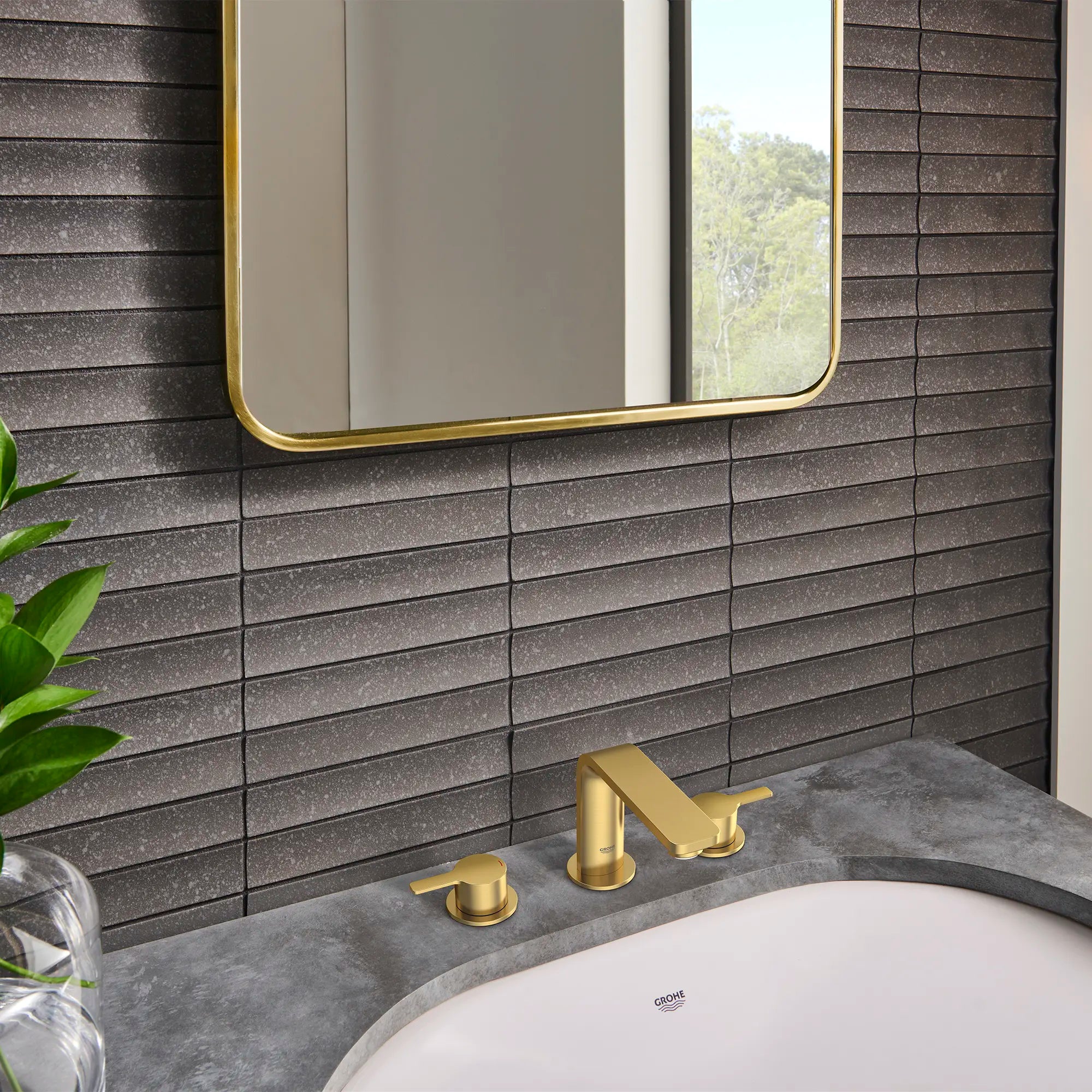 Lineare Robinet de salle de bains à deux poignées espacées de 8 po, taille M, 4,5 L/min (1,2 gpm) // AUBE FRAÎCHE BROSSÉ // 233673_Lineare_EnvironmentCloseUp_20578GNA_0001_Nov2023_CDNwebp.webp