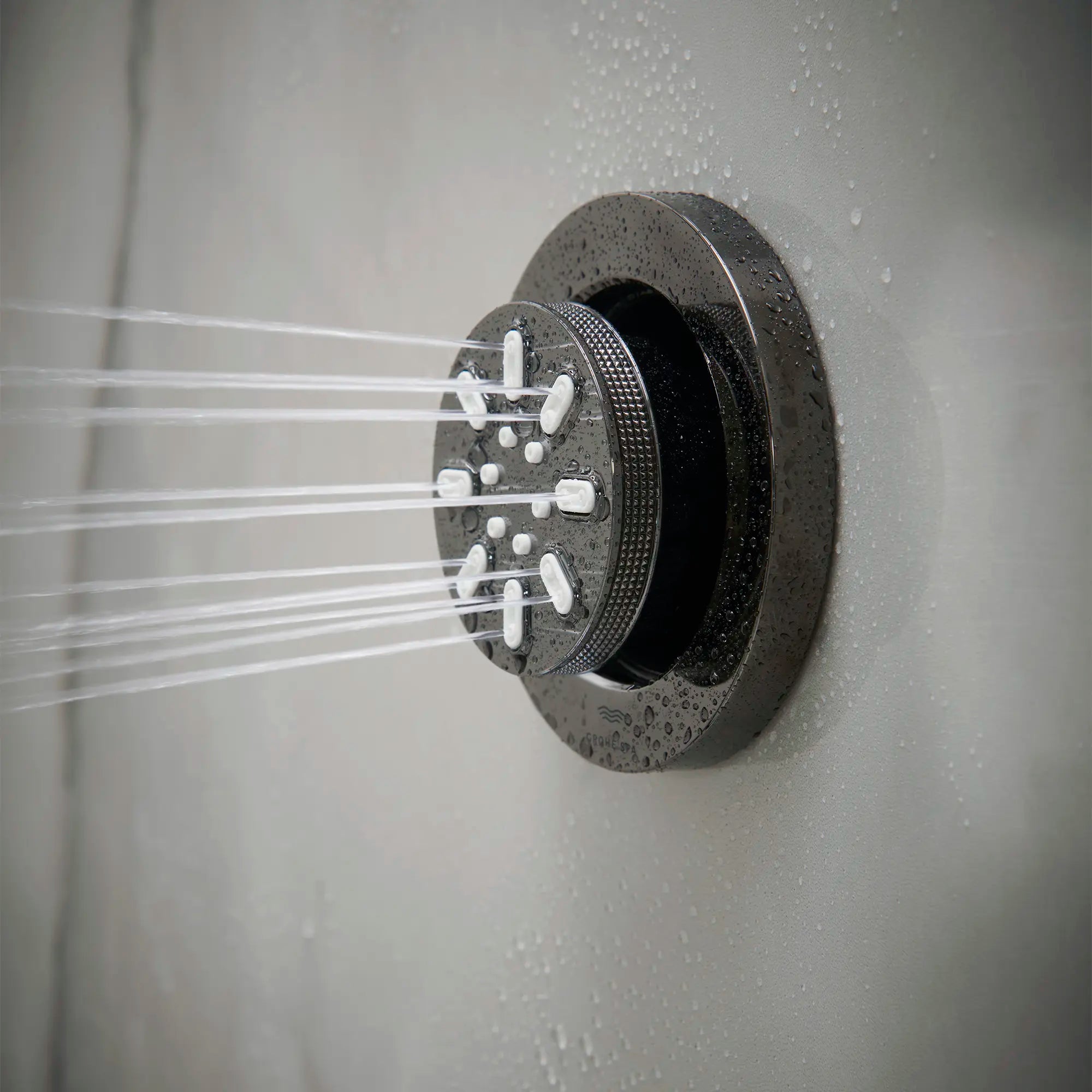 Douchette latérale - 2 jets, 0,9 gpm // GRAPHITE DUR // 233674_RainshowerAqua_EnvironmentCloseUp_26744A00_0001_Nov2023_CDNwebp.webp