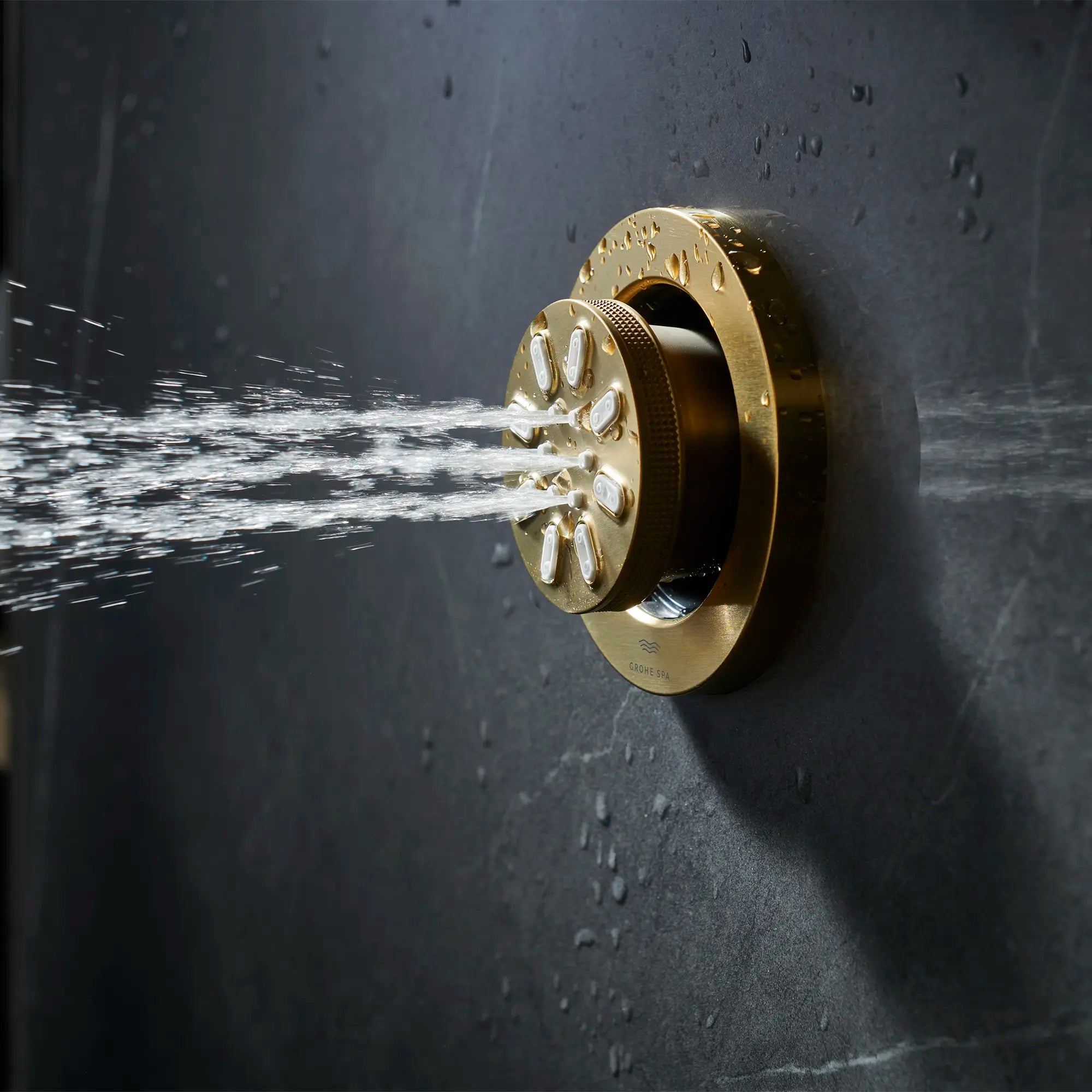 Douchette latérale - 2 jets, 0,9 gpm // AUBE FRAÎCHE BROSSÉ // 233679_RainshowerAqua_EnvironmentCloseUp_26744GN0_0002_Nov2023_CDNwebp.webp