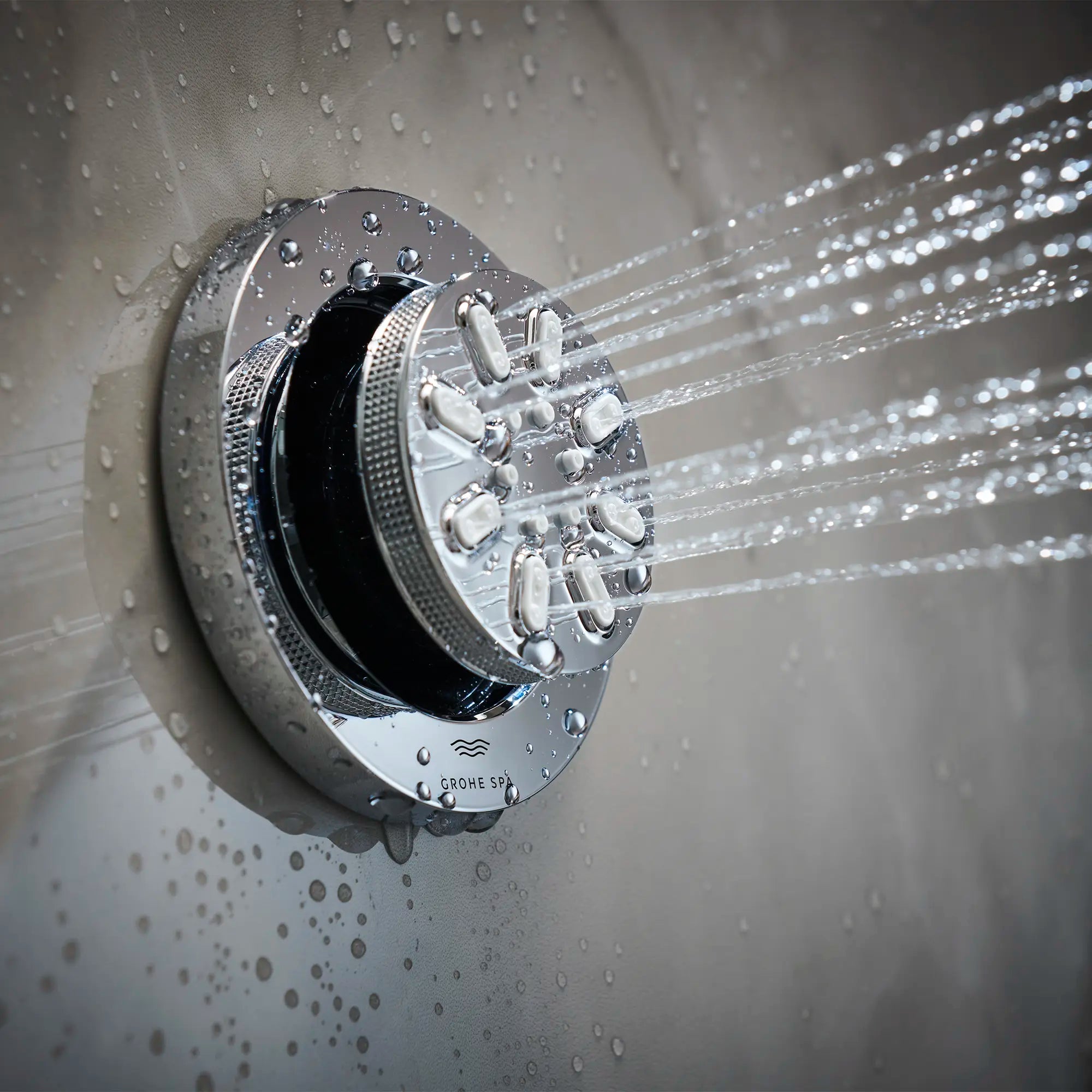 Douchette latérale - 2 jets, 0,9 gpm // CHROME STARLIGHT GROHE // 233684_RainshowerAqua_EnvironmentCloseUp_26744000_0001_Nov2023_CDNwebp.webp