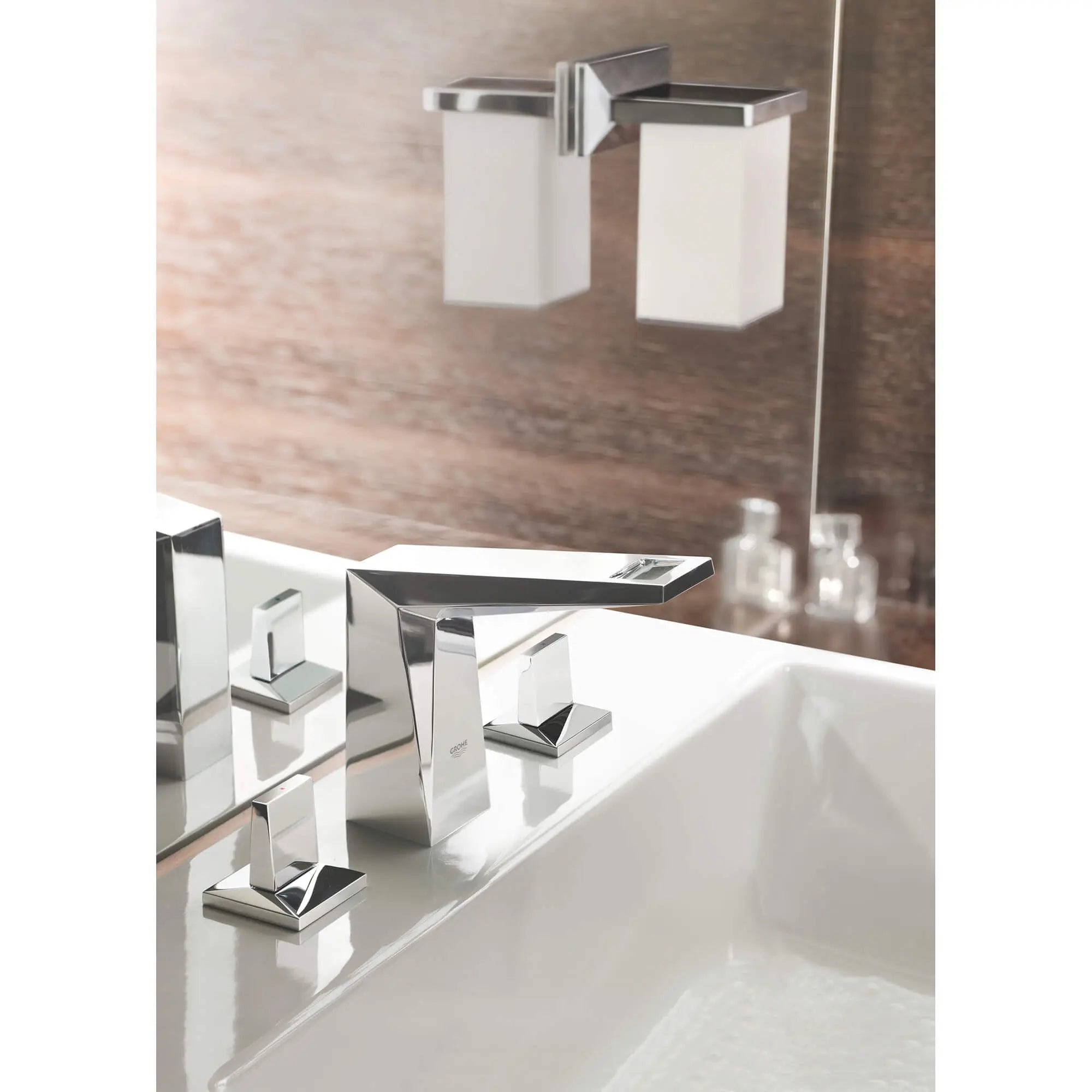 Allure Brilliant Gobelet et porte-gobelet // CHROME STARLIGHT GROHE // 2359_40493000-toothbrush-holder-with-tumbler-enviro-1_0_CDNwebp.webp