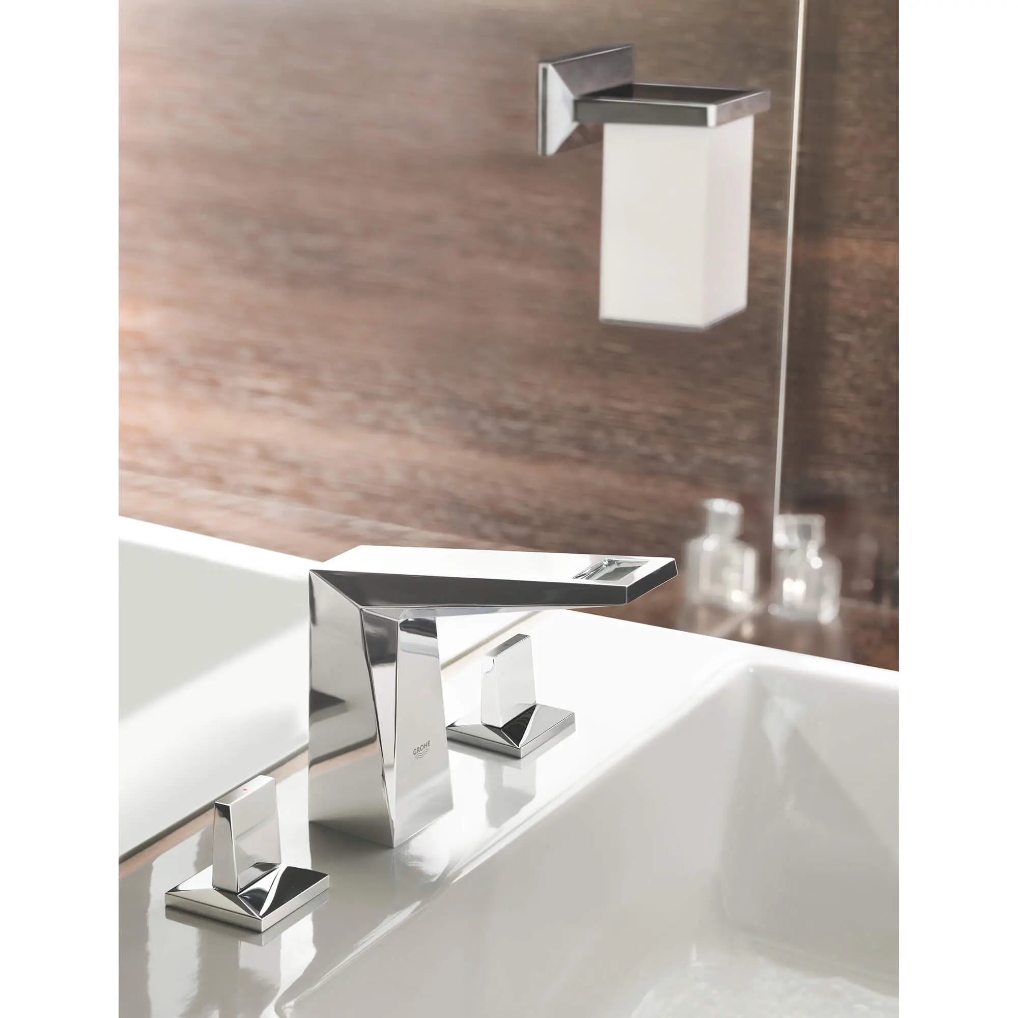 Allure Brilliant Gobelet et porte-gobelet // CHROME STARLIGHT GROHE // 2360_40493000-toothbrush-holder-with-tumbler-enviro-2_0_CDNwebp.webp
