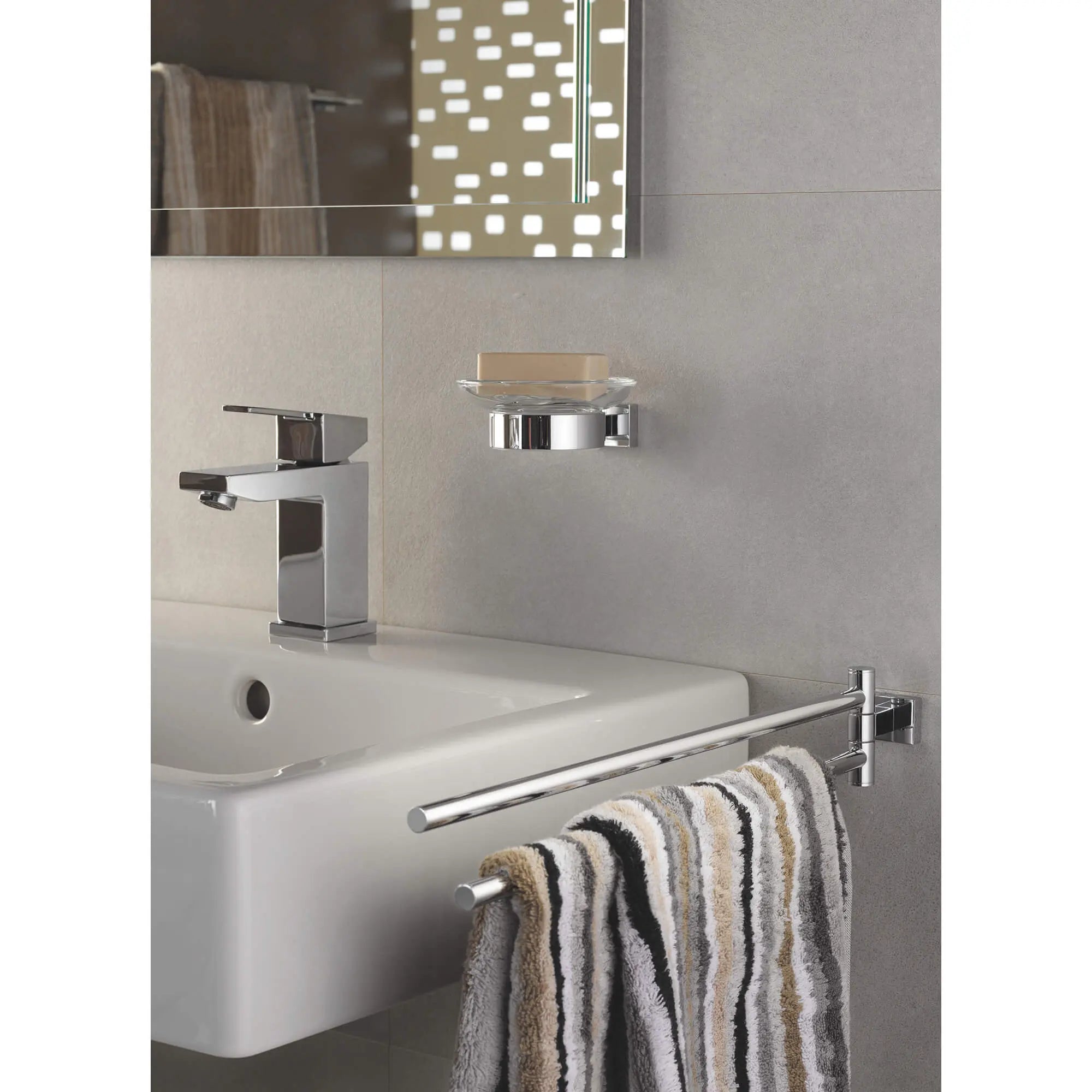 Essentials Cube Support mural // CHROME STARLIGHT GROHE // 2363_40508001-holder-enviro-1_0_CDNwebp.webp