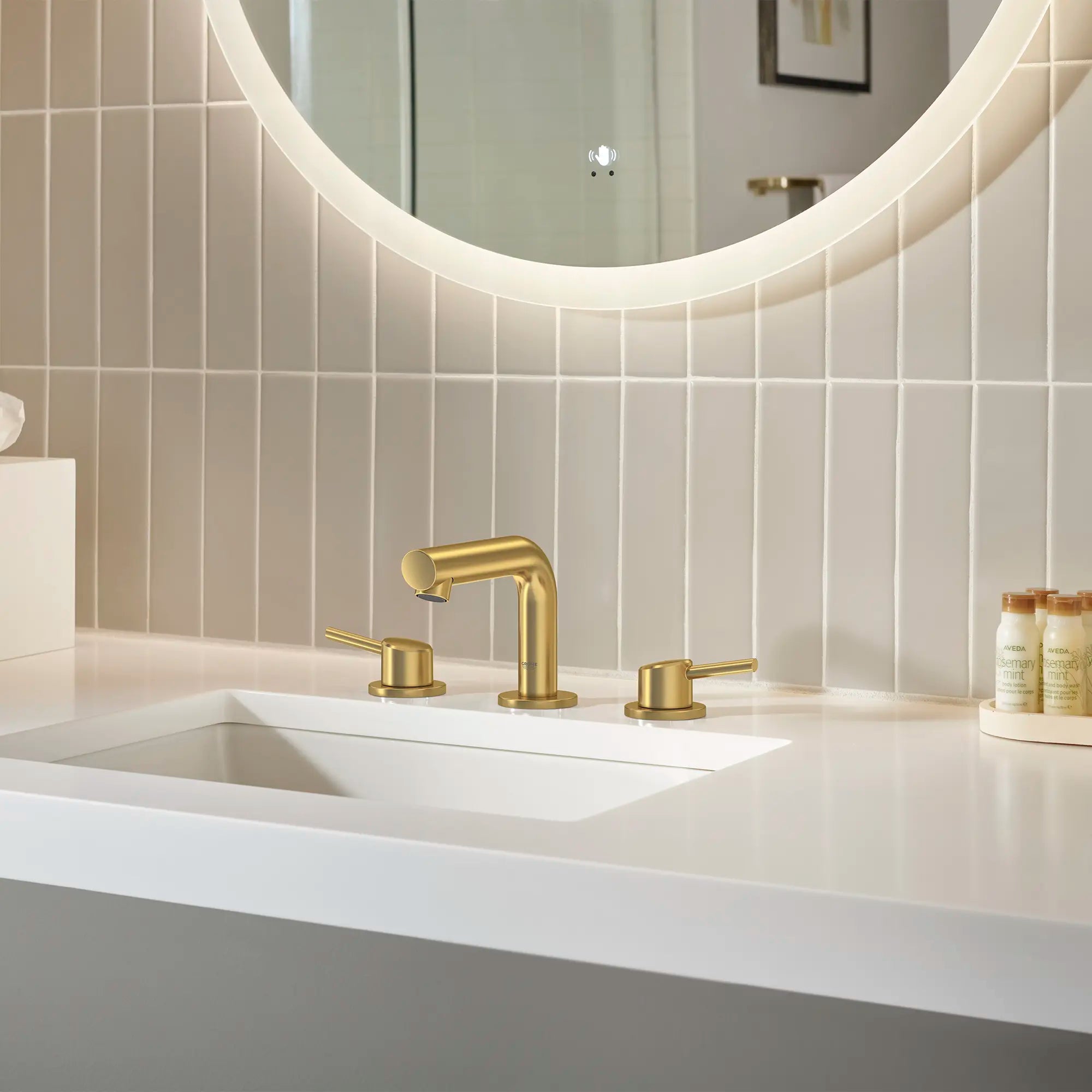 Robinet de salle de bain, 8 po, à deux poignées, taille P, 4,5 L/min (1,2 gpm) // AUBE FRAÎCHE BROSSÉ // 236966_Concetto_EnvironmentCloseup_20572GN1_0001_Nov2023_CDNwebp.webp