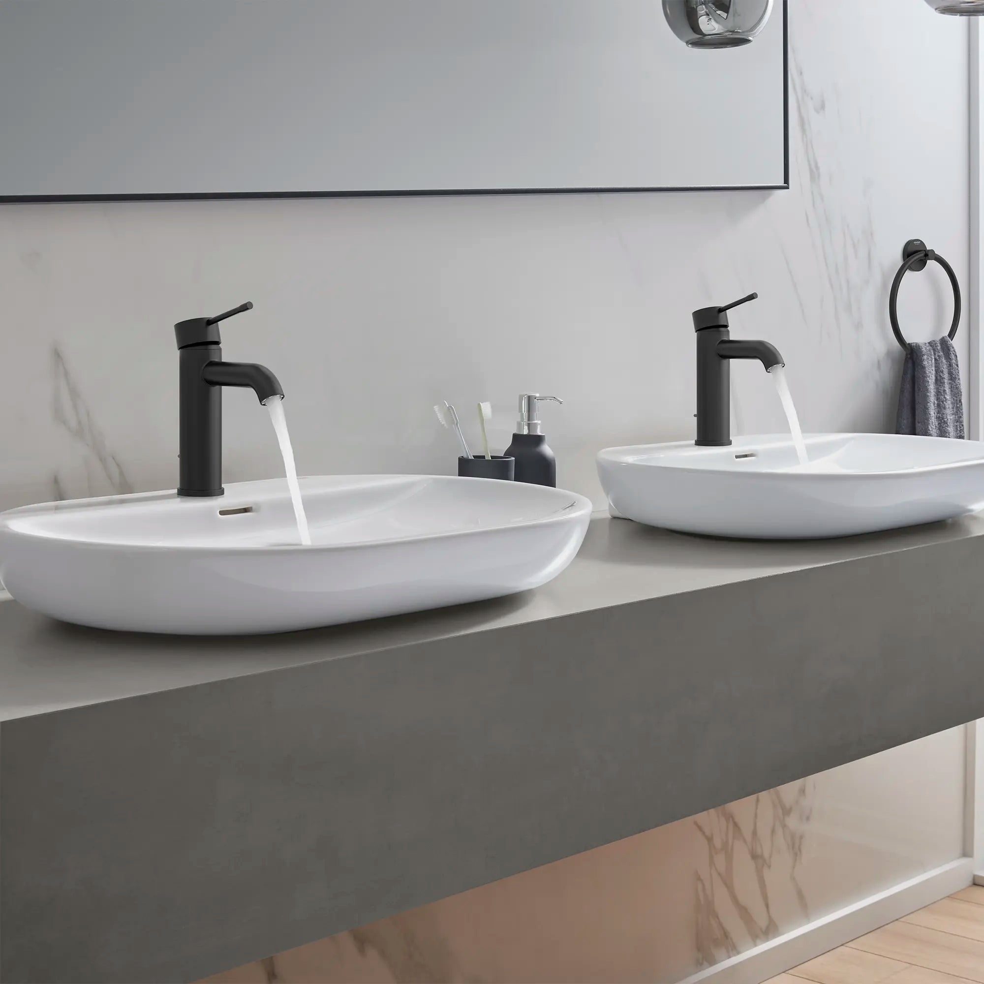 Robinet monotrou pour salle de bain, à poignée simple, taille P, 4,5 L/min (1,2 gpm) // NOIR MAT // 236967_Essence_EnvironmentCloseup_235922431_0001_Nov2023_CDNwebp.webp