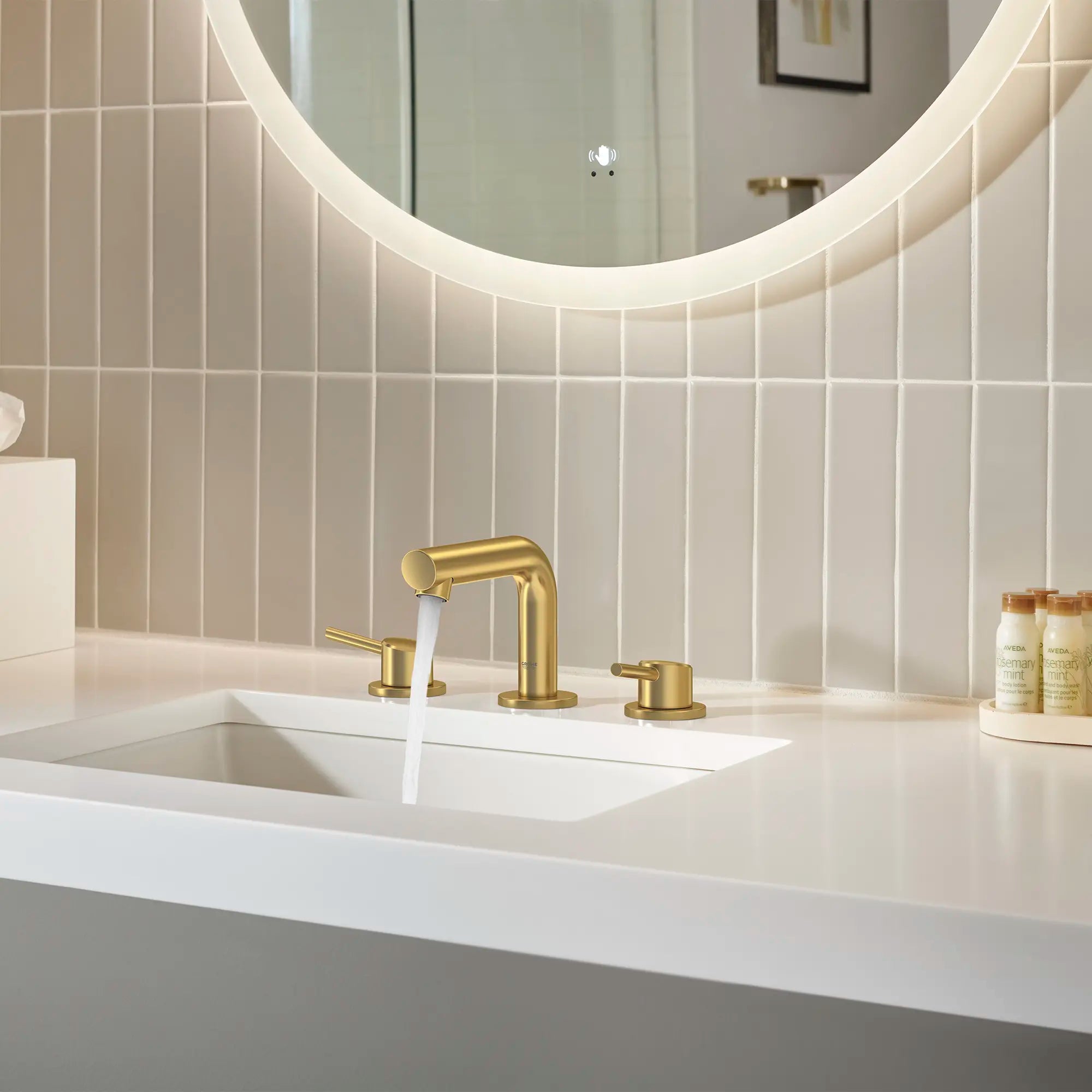 Robinet de salle de bain, 8 po, à deux poignées, taille P, 4,5 L/min (1,2 gpm) // AUBE FRAÎCHE BROSSÉ // 236968_Concetto_EnvironmentCloseup_20572GN1_0002_Nov2023_CDNwebp.webp