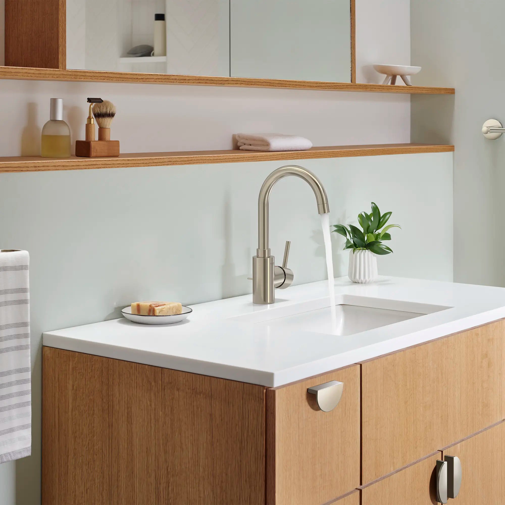 Grand robinet monotrou à poignée simple pour salle de bain 4,5 l/min (1,2 gpm) // NICKEL BROSSÉ INFINITYFINISH // 236969_Concetto_EnvironmentCloseup_32138EN2_0001_Nov2023_CDNwebp.webp