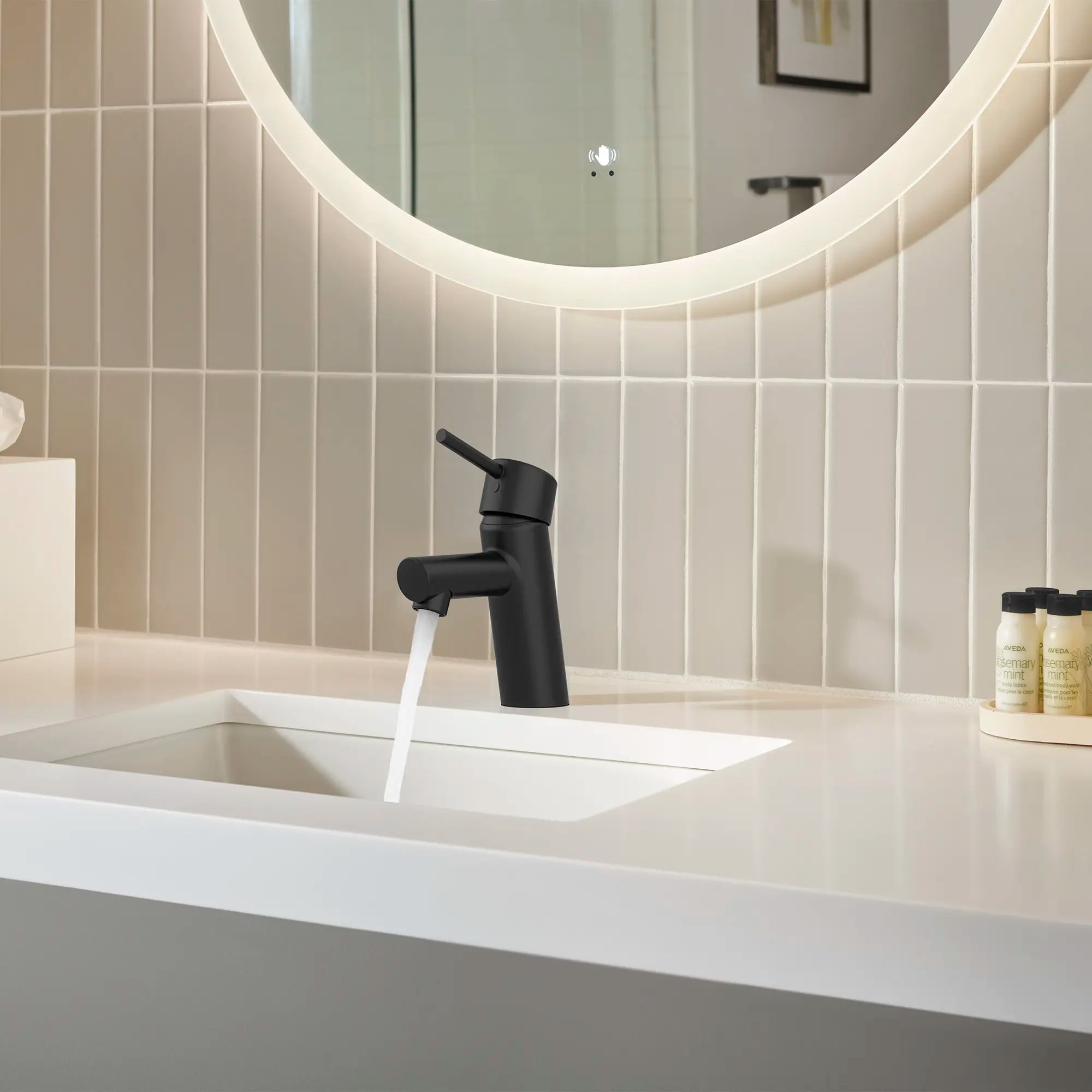 Robinet monotrou à poignée simple pour salle de bain, taille P, 4,5 L/min (1,2 gpm) // NOIR MAT // 236973_Concetto_EnvironmentCloseup_342702431_0001_Nov2023_CDNwebp.webp