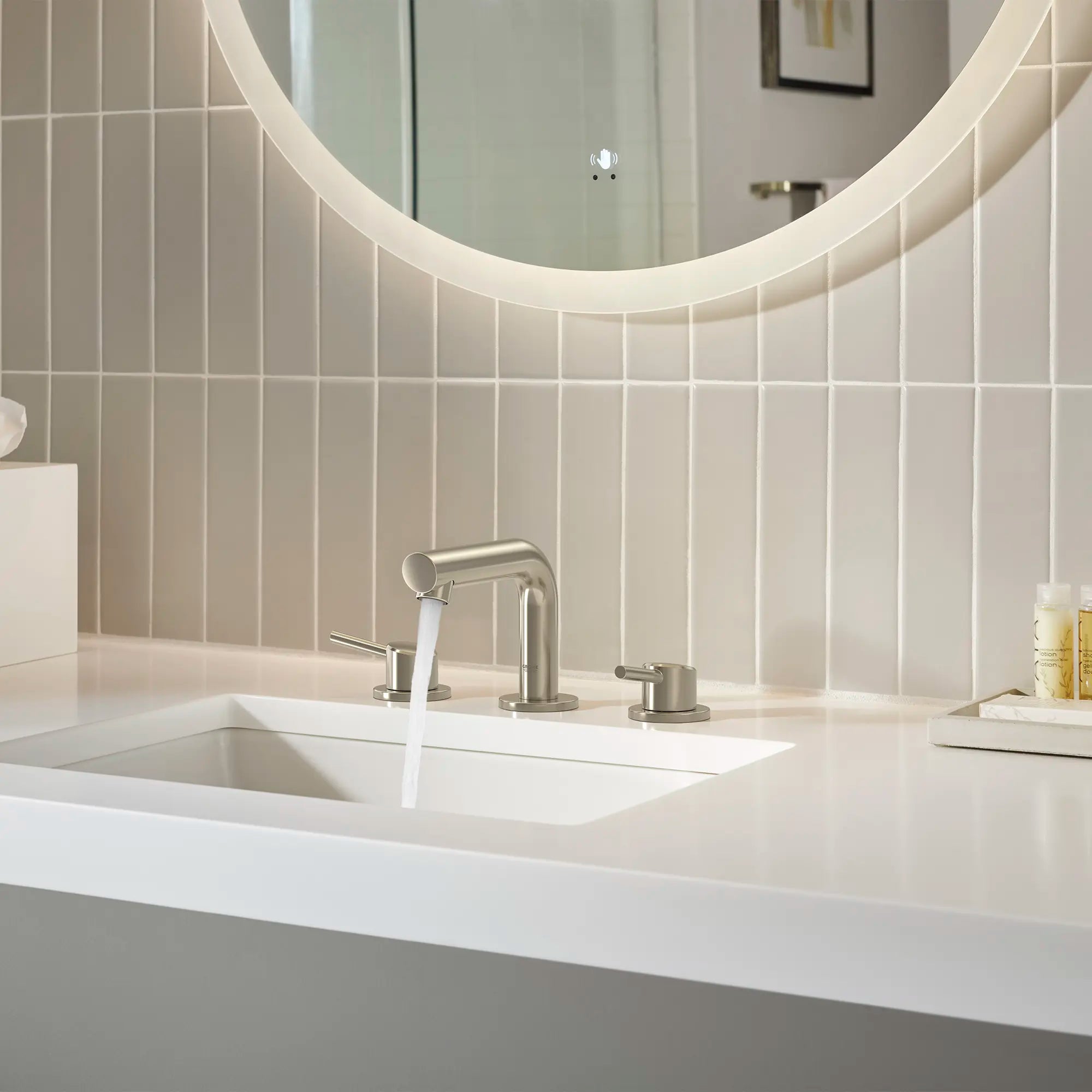 Robinet de salle de bain, 8 po, à deux poignées, taille P, 4,5 L/min (1,2 gpm) // NICKEL BROSSÉ INFINITYFINISH // 236974_Concetto_EnvironmentCloseup_20572EN1_0001_Nov2023_CDNwebp.webp