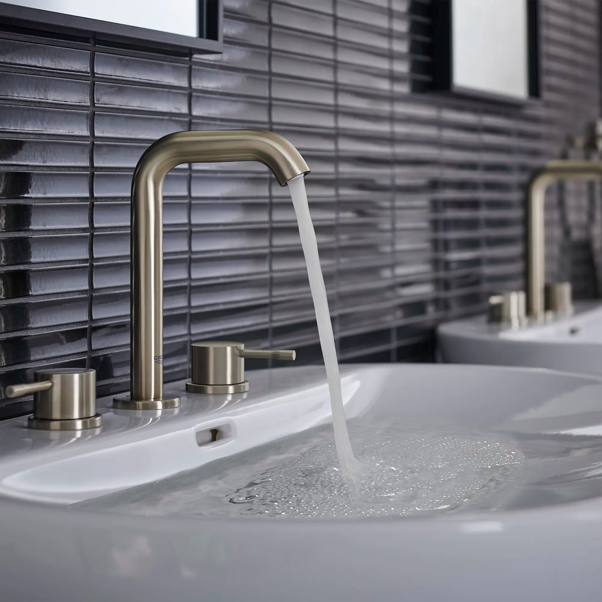 Robinet moyen pour salle de bain, 8 po, 2 poignées, 4,5 L/min (1,2 gpm) // NICKEL BROSSÉ INFINITYFINISH // 236983_Essence_EnvironmentCloseup_39668000_20297ENA_0001_Dec2023_CDNwebp.webp