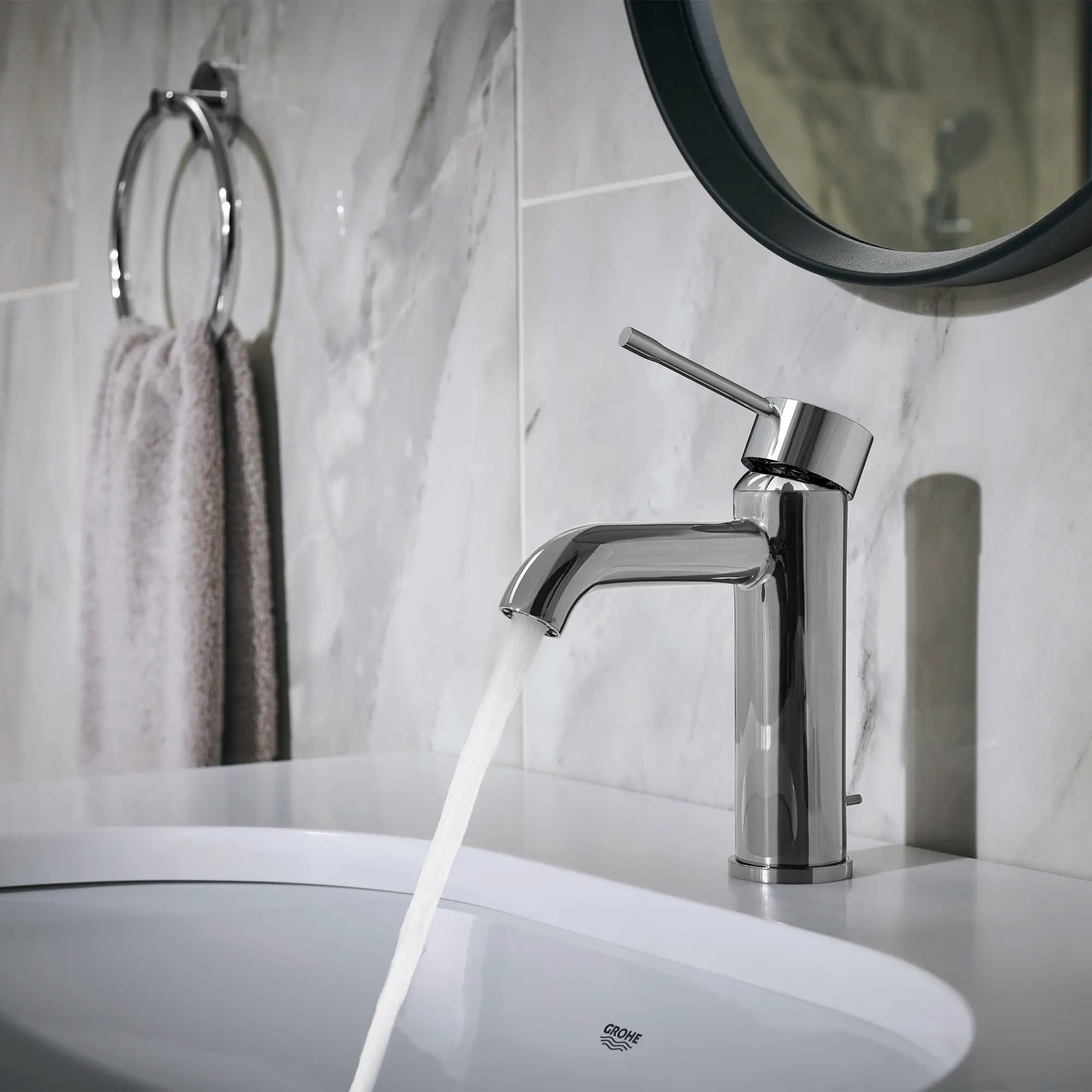 Robinet monotrou pour salle de bain, à poignée simple, taille P, 4,5 L/min (1,2 gpm) // CHROME STARLIGHT GROHE // 236992_Essence_EnvironmentCloseup_2359200A_0001_Nove2023_CDNwebp.webp
