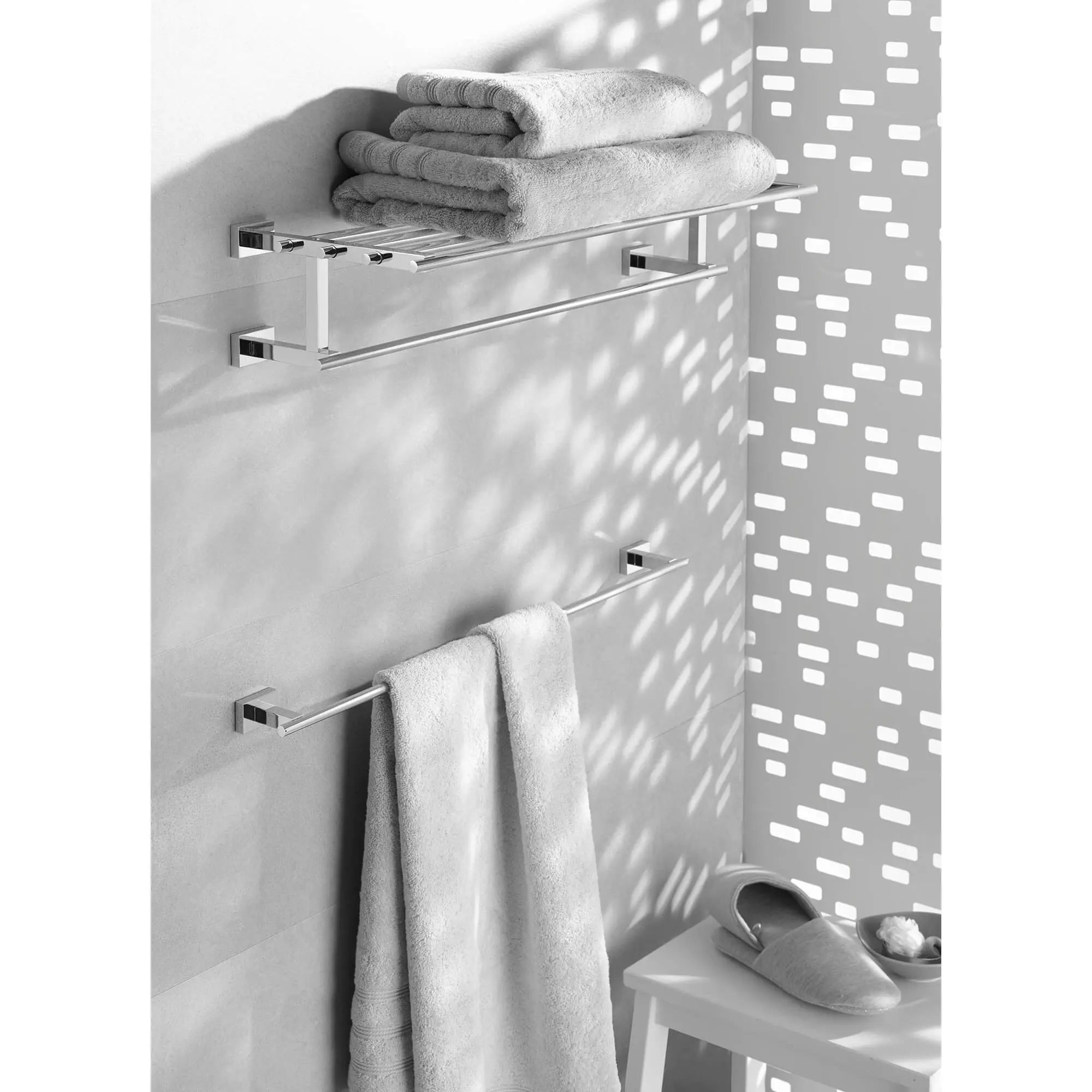 Porte-serviettes de 24 po // CHROME STARLIGHT GROHE // 2369_40509001-towel-rail-enviro-3_0_CDNwebp.webp