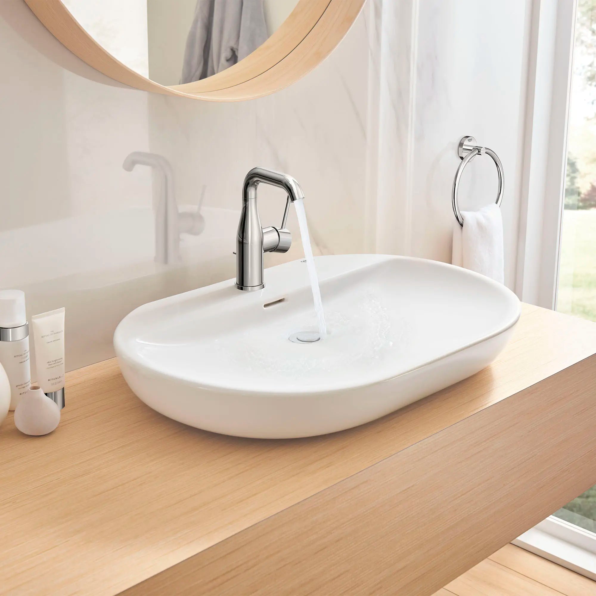 Robinet monotrou pour salle de bain, à poignée simple, taille M, 4,5 L/min (1,2 gpm) // CHROME STARLIGHT GROHE // 237013_Essence_EnvironmentCloseup_2348500A_0001_Dec2023_CDNwebp.webp