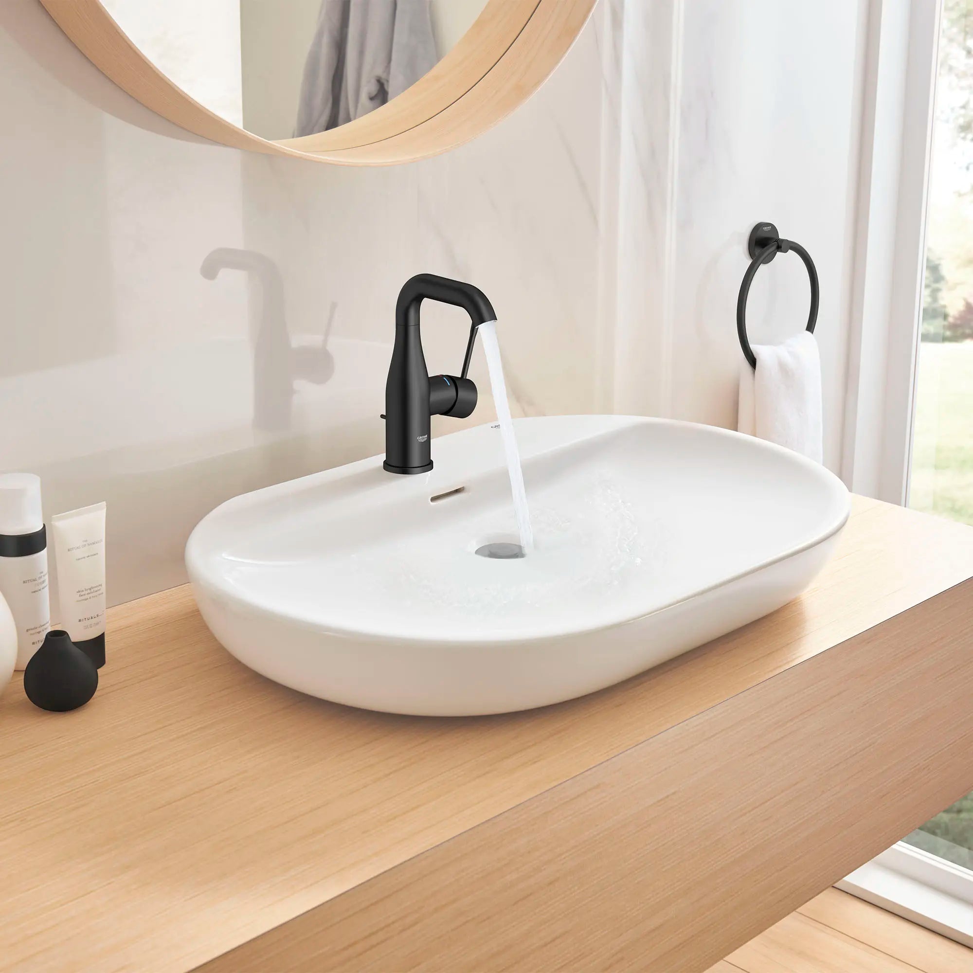 Robinet monotrou pour salle de bain, à poignée simple, taille M, 4,5 L/min (1,2 gpm) // NOIR MAT // 237016_Essence_EnvironmentCloseup_234852431_0001_Dec2023_CDNwebp.webp