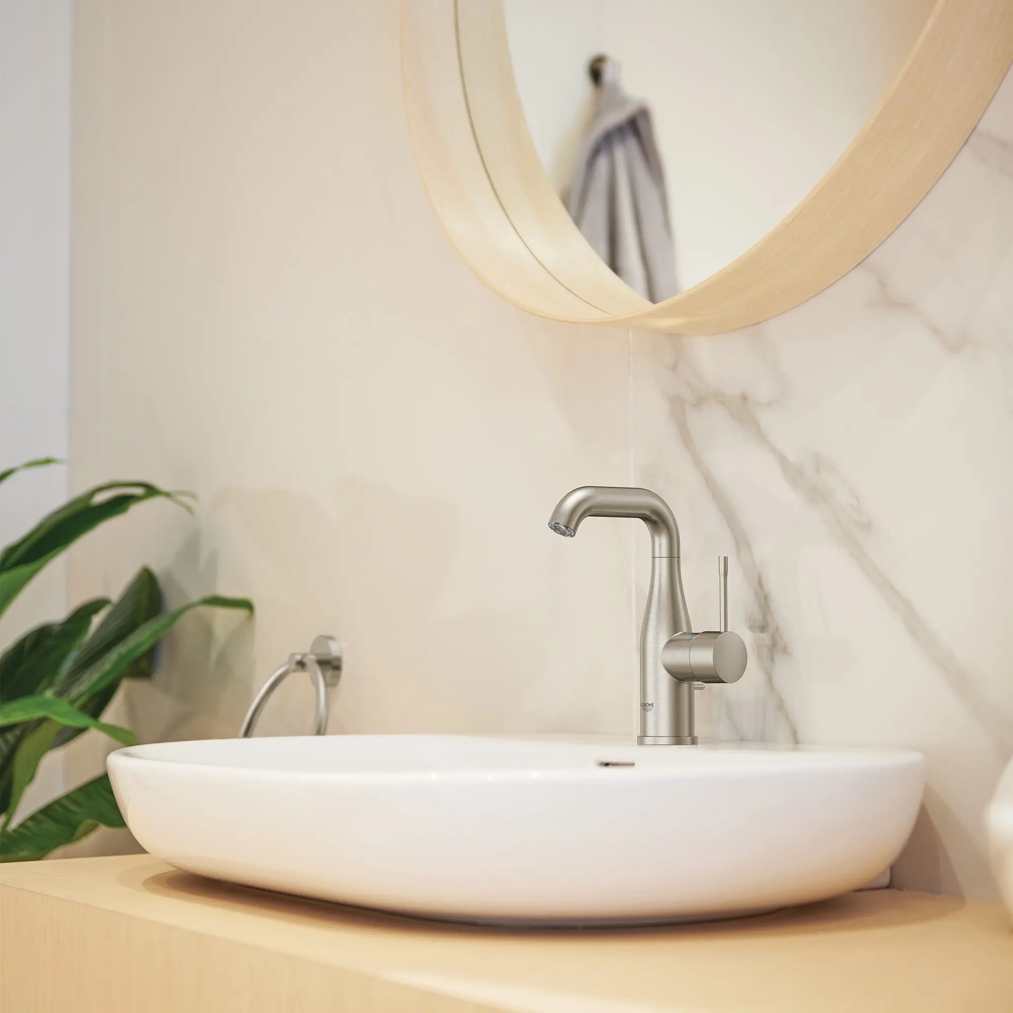 Robinet monotrou pour salle de bain, à poignée simple, taille M, 4,5 L/min (1,2 gpm) // NICKEL BROSSÉ INFINITYFINISH // 237019_Essence_EnvironmentCloseup_23485ENA_0002_Dec2023_CDNwebp.webp