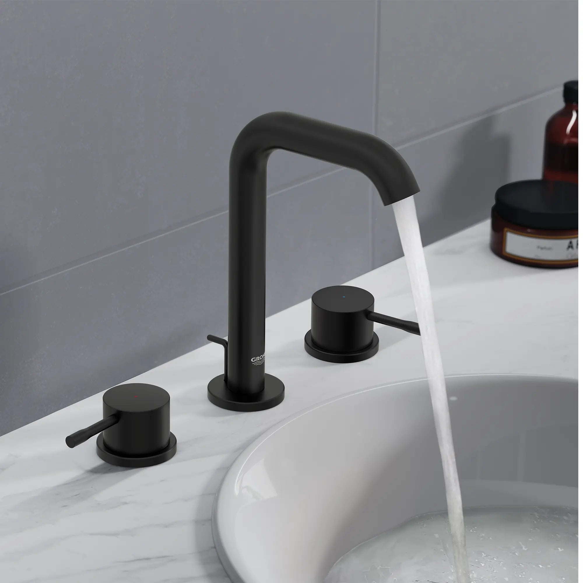 Robinet moyen pour salle de bain, 8 po, 2 poignées, 4,5 L/min (1,2 gpm) // NOIR MAT // 237021_Essence_EnvironmentCloseup_202972431_39673000_0001_Dec2023_CDNwebp.webp