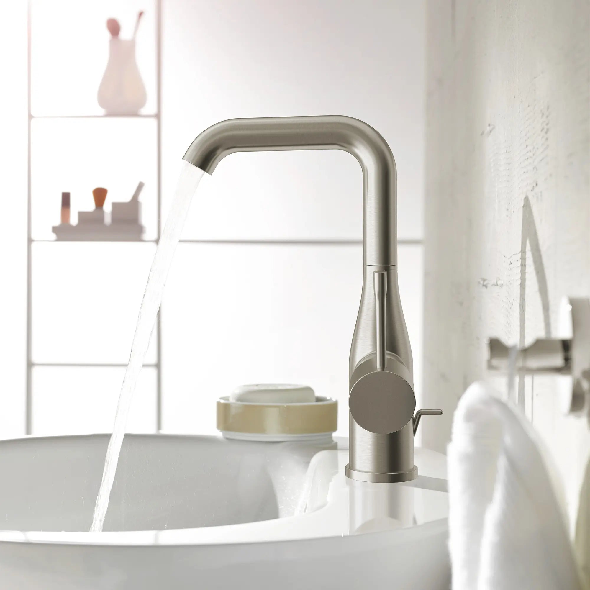 Robinet monotrou pour salle de bain, à poignée simple, taille G, 4,5 L/min (1,2 gpm) // NICKEL BROSSÉ INFINITYFINISH // 237024_Essence_EnvironmentCloseup_23486ENA_0002_Nov2023_CDNwebp.webp
