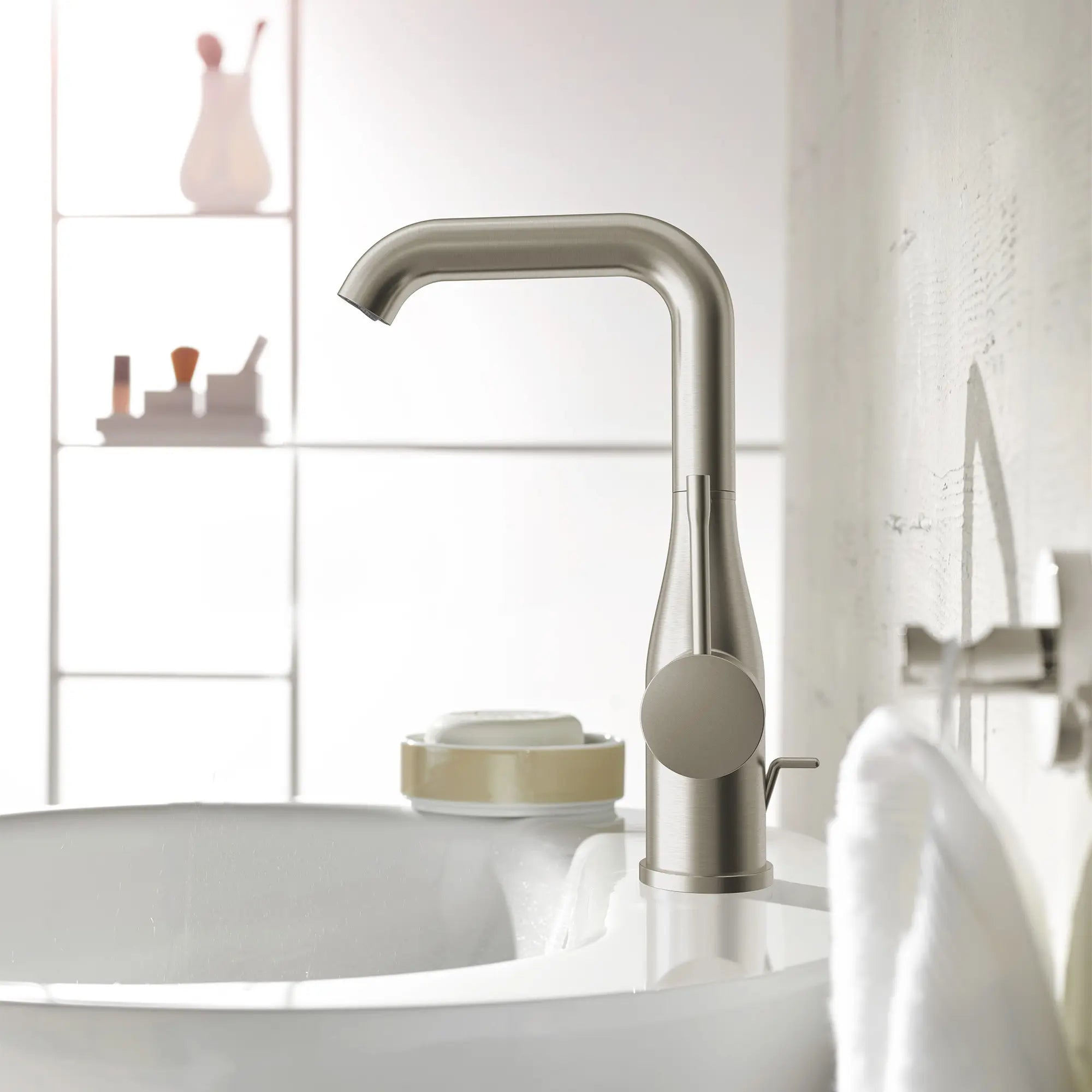Robinet monotrou pour salle de bain, à poignée simple, taille G, 4,5 L/min (1,2 gpm) // NICKEL BROSSÉ INFINITYFINISH // 237025_Essence_EnvironmentCloseup_23486ENA_0004_Nov2023_CDNwebp.webp