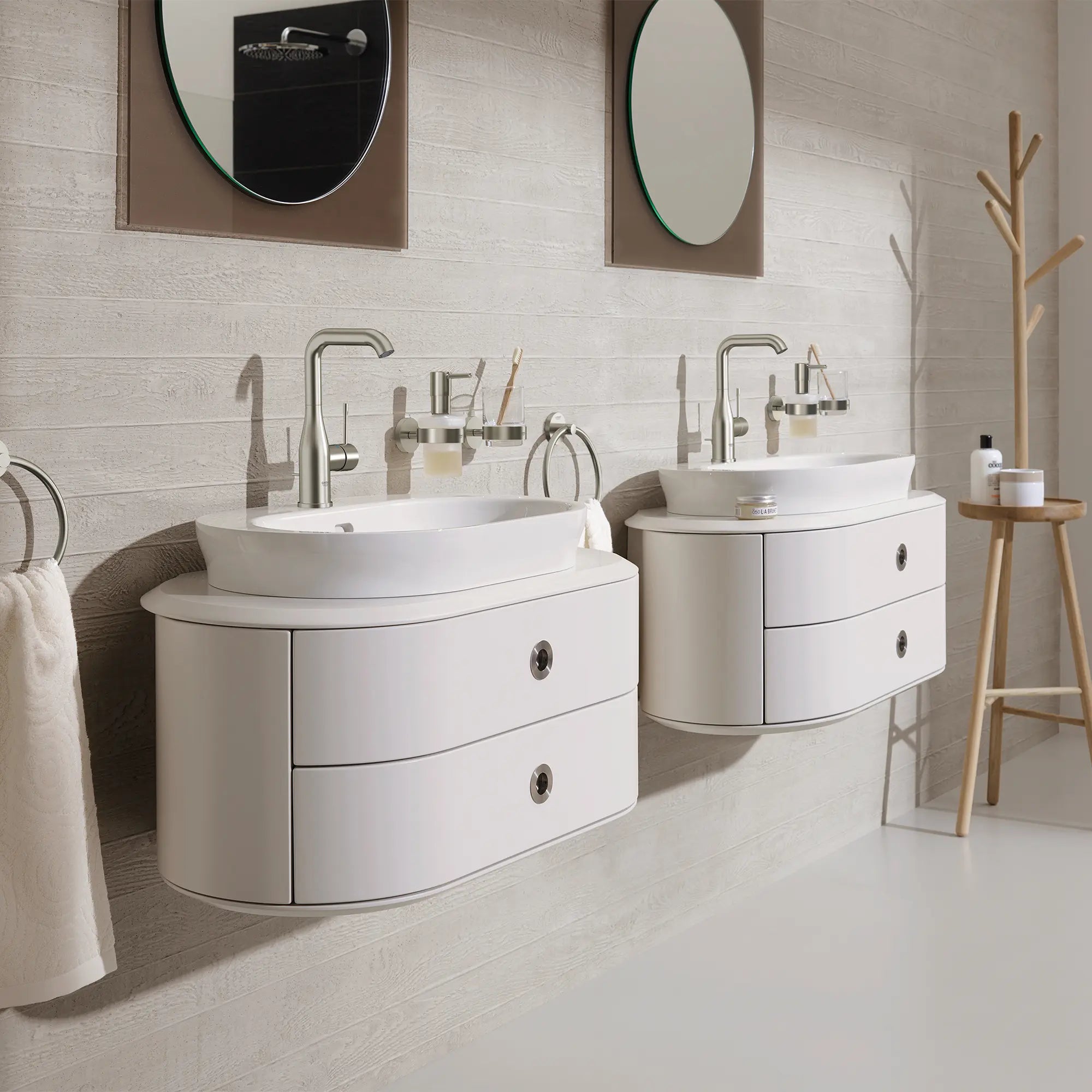 Robinet monotrou pour salle de bain, à poignée simple, taille G, 4,5 L/min (1,2 gpm) // NICKEL BROSSÉ INFINITYFINISH // 237027_Essence_EnvironmentCloseup_23486ENA_0003_Nov2023_CDNwebp.webp