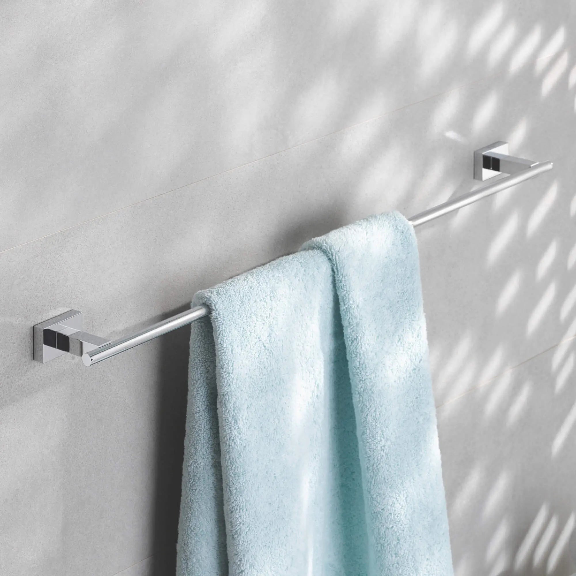 Porte-serviettes de 24 po // CHROME STARLIGHT GROHE // 2370_40509001-towel-rail-enviro-4_0_CDNwebp.webp