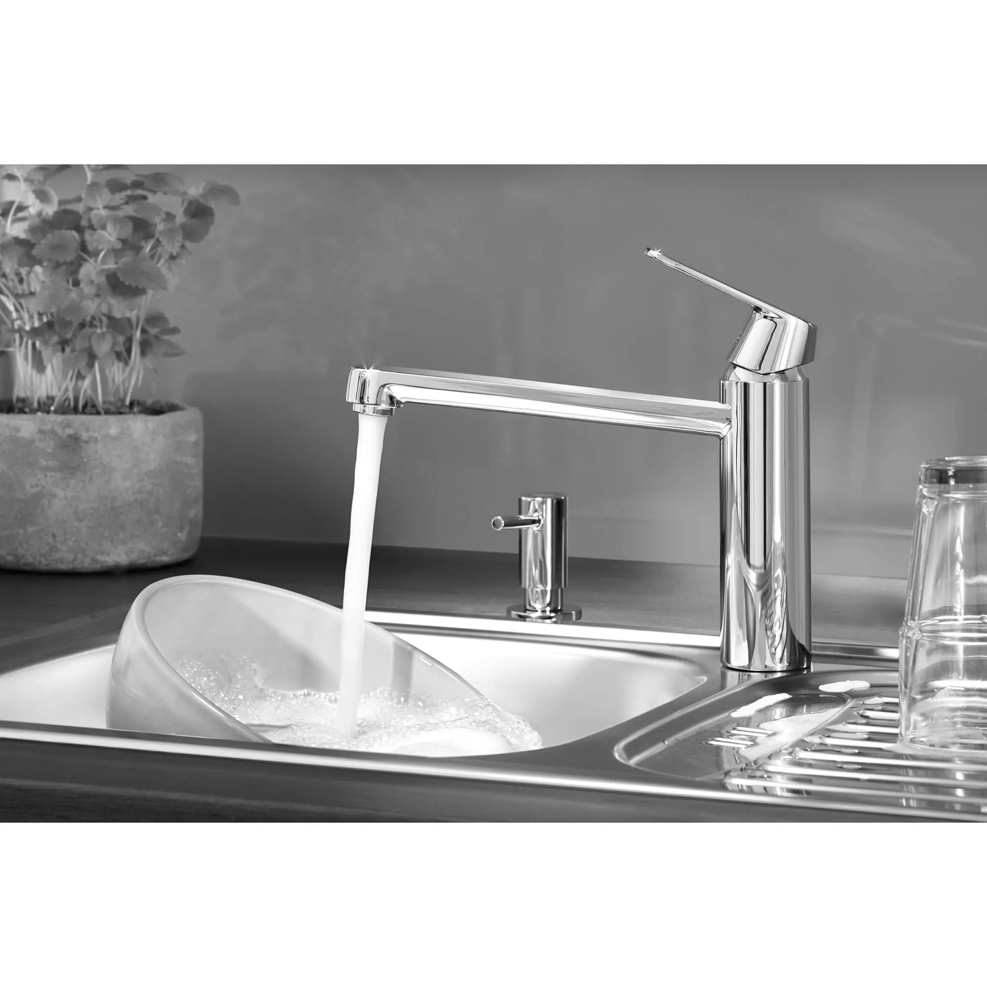 Distributeur de savon liquide Cosmopolitan // CHROME STARLIGHT GROHE // 2374_40535000-cosmopolitan-soap-dispenser-enviro-1_0_CDNwebp.webp