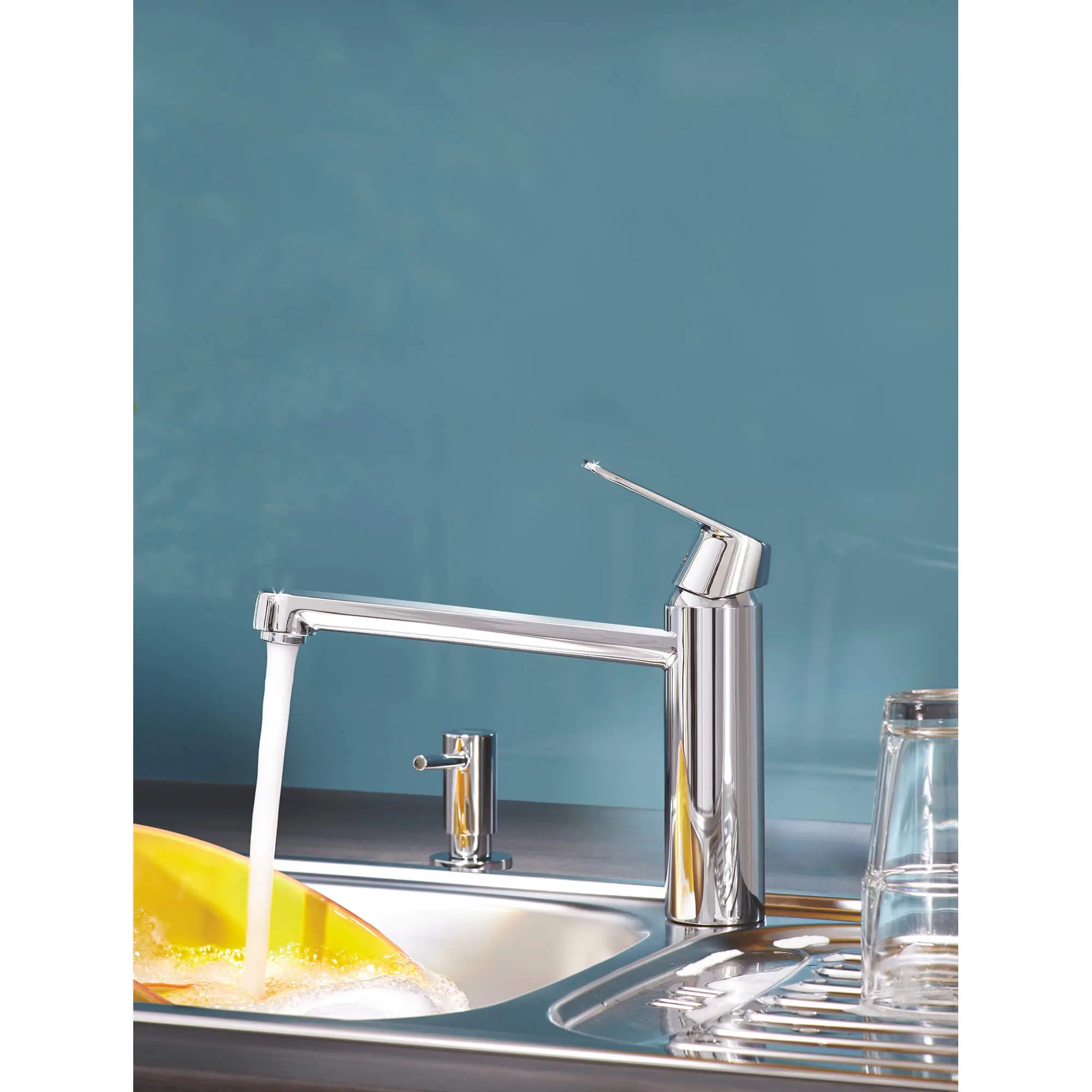 Distributeur de savon liquide Cosmopolitan // CHROME STARLIGHT GROHE // 2376_40535000-cosmopolitan-soap-dispenser-enviro-2_0_CDNwebp.webp