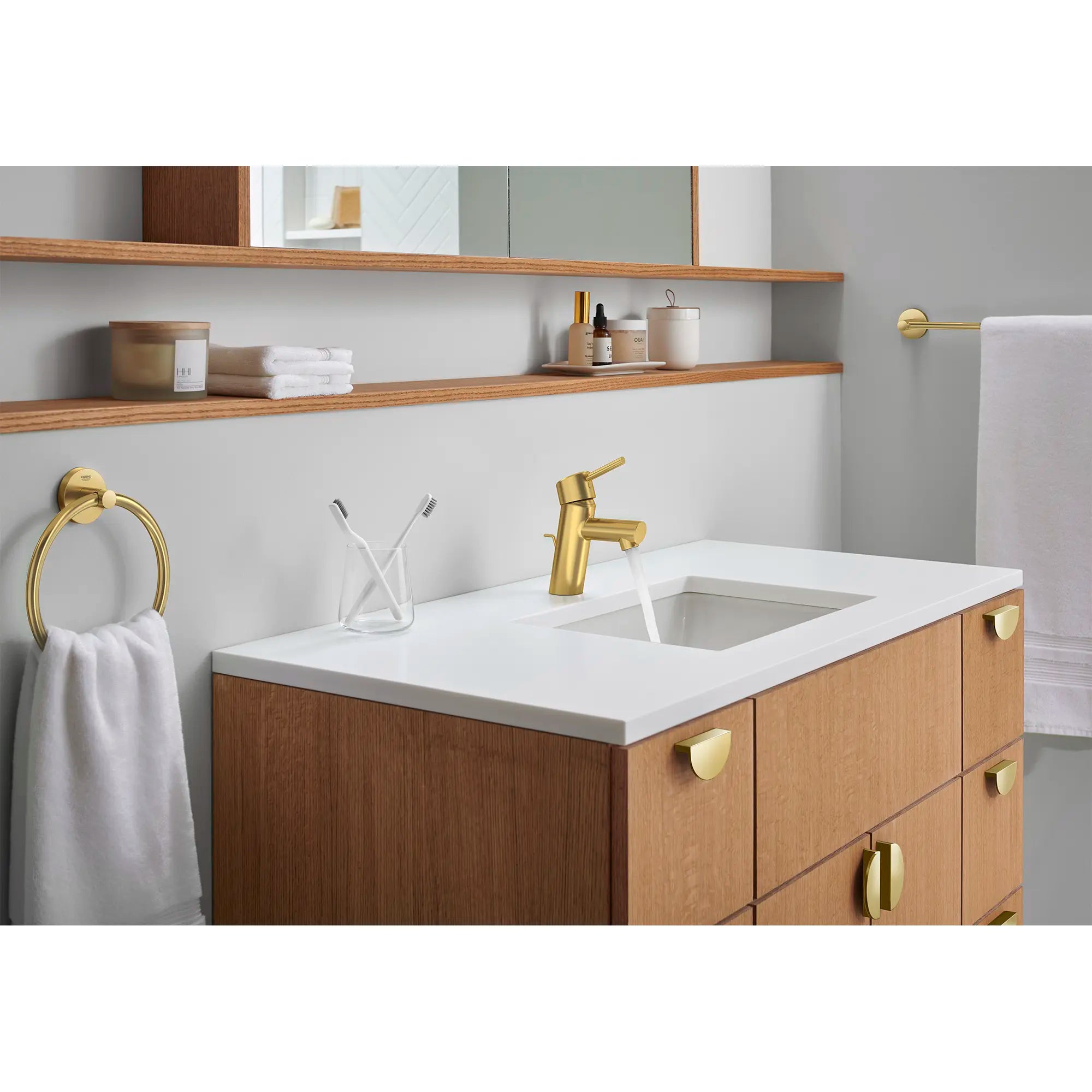 Robinet monotrou à poignée simple pour salle de bain, taille P, 4,5 L/min (1,2 gpm) // AUBE FRAÎCHE BROSSÉ // 237798_Concetto_EnvironmentCloseup_34270GNA_0002_Feb2024_CDNwebp.webp