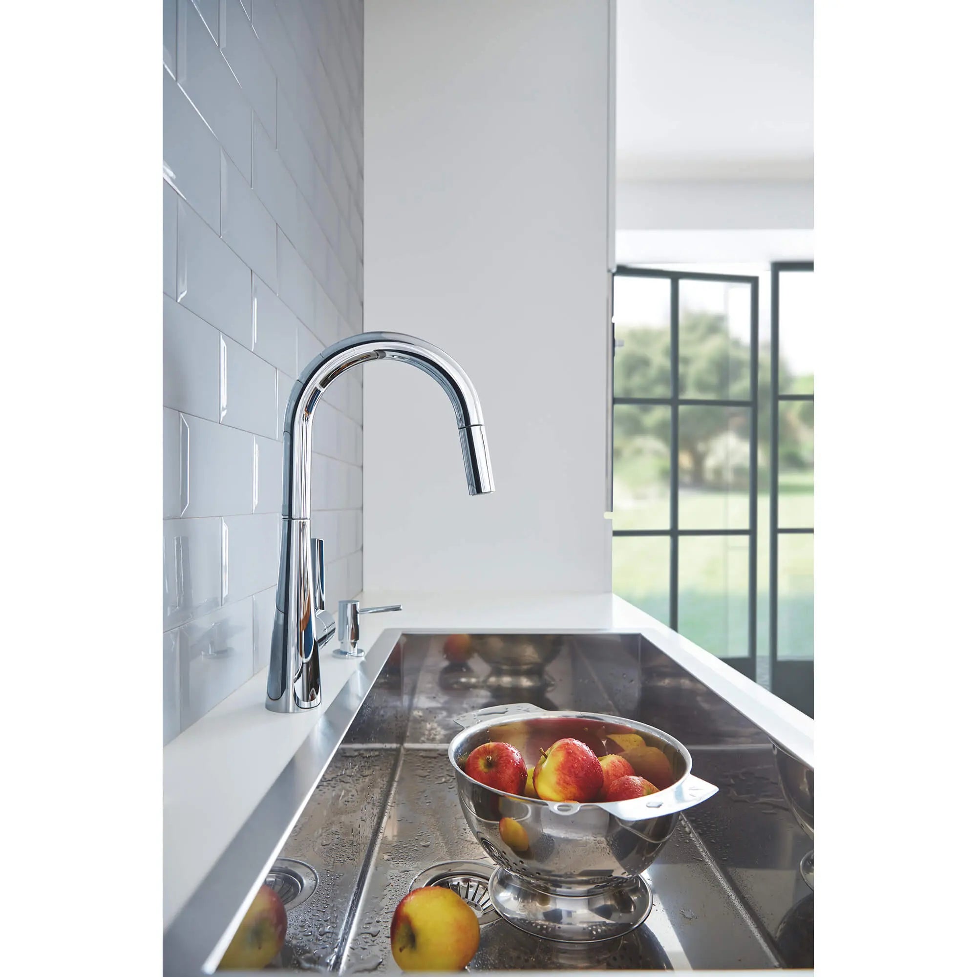 Distributeur de savon liquide Cosmopolitan // CHROME STARLIGHT GROHE // 2377_40535000-cosmopolitan-soap-dispenser-enviro-3_0_CDNwebp.webp