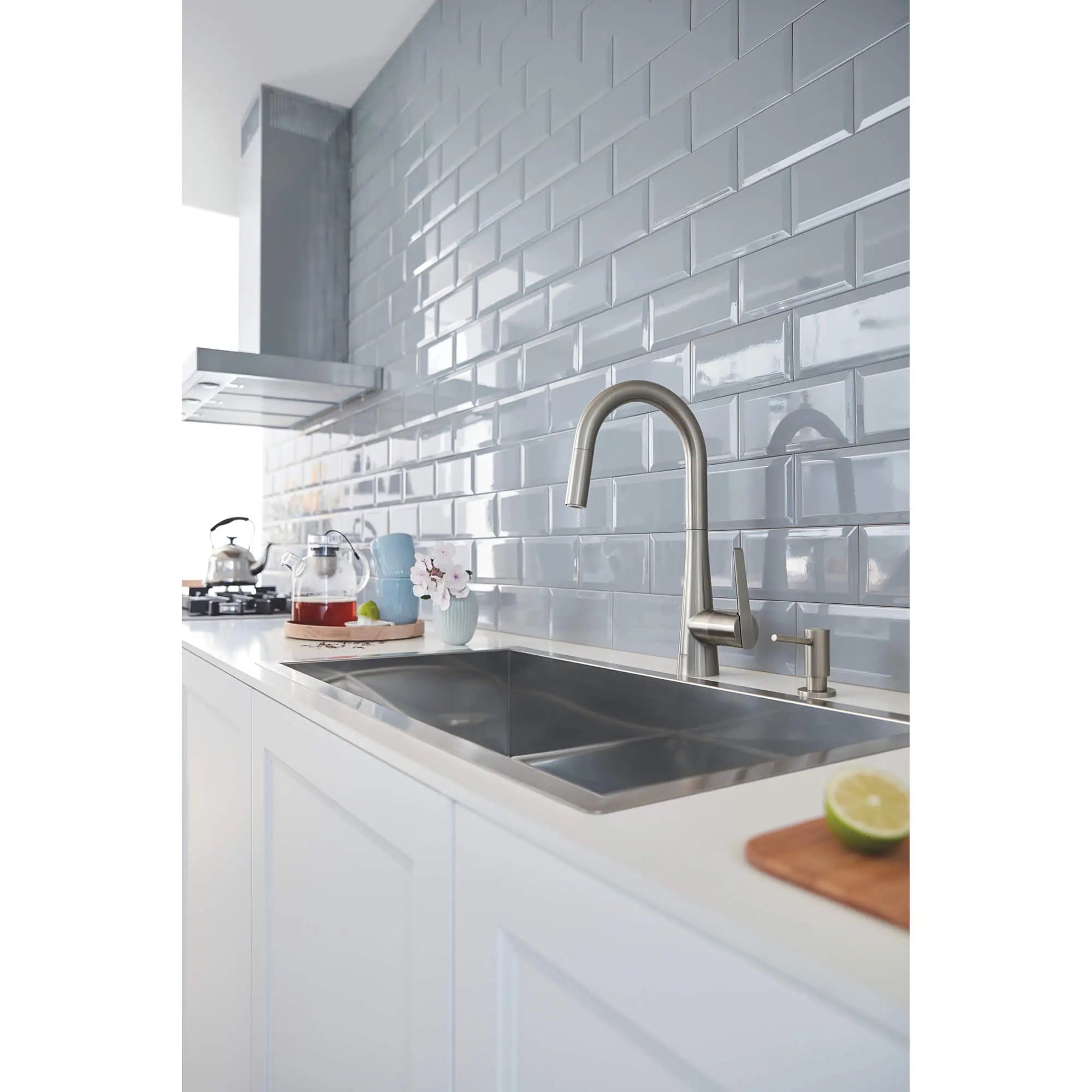 Distributeur de savon liquide Cosmopolitan // SUPERACIER INFINITYFINISH // 2379_40535dc0-cosmopolitan-soap-dispenser-enviro-2_0_CDNwebp.webp