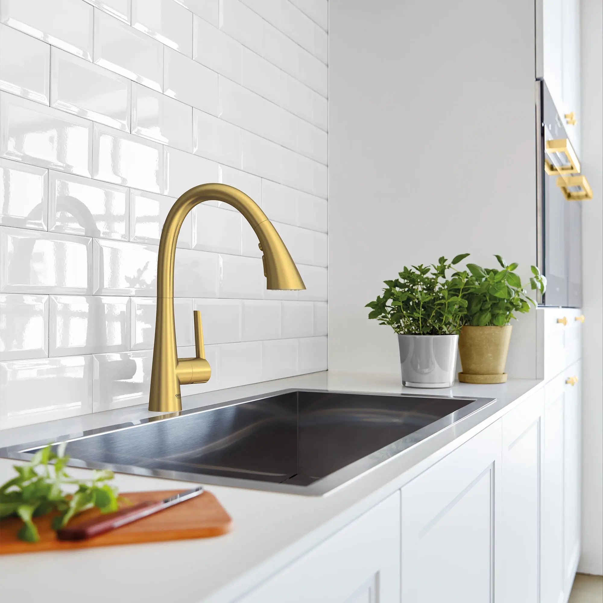 Robinet de cusine rétractable à poignée simple et triple jet 6,6 L/min (1,75 gpm)  // AUBE FRAÎCHE BROSSÉ // 238076_Zedra_EnvironmentCloseUp_32298GN3_0001_Aug2023_CDNwebp.webp