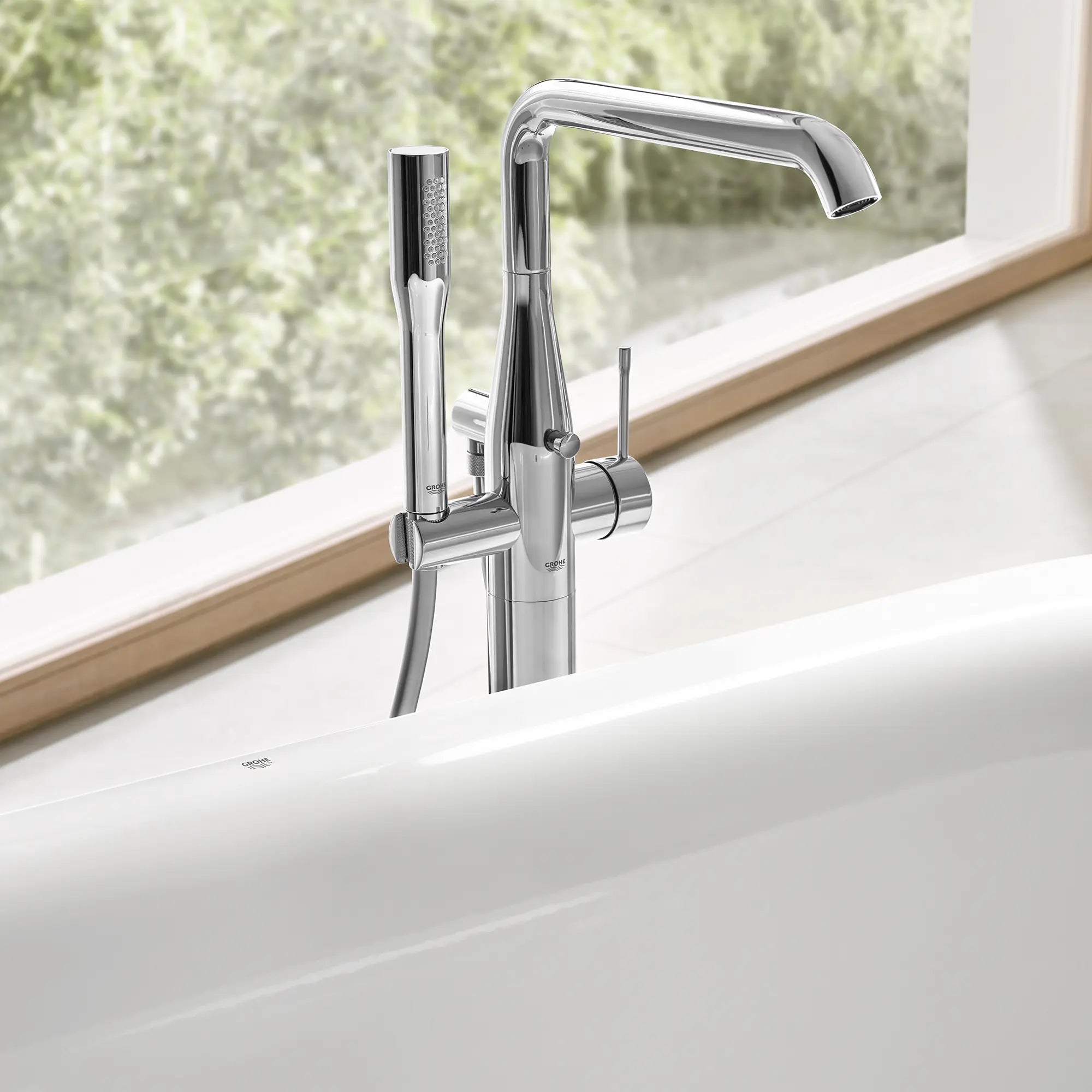 Robinet de baignoire autoportant à poignée simple avec douchette à 6,6 L/min (1,75 gpm) // CHROME STARLIGHT GROHE // 239989_Essence_EnvironmentCloseUp_2349100A_0001_Mar2024_CDNwebp.webp