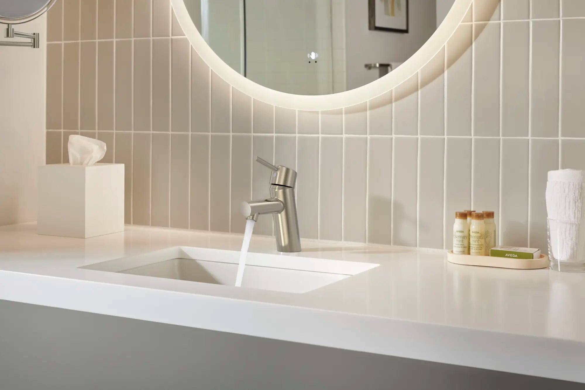 Robinet monotrou à poignée simple pour salle de bain, taille P,  4,5 L/min (1,2 gpm), sans drain // NICKEL BROSSÉ INFINITYFINISH // 240175_Concetto_EnvironmentCloseup_34271.ENA_0001_APRIL2024_CDNwebp.webp