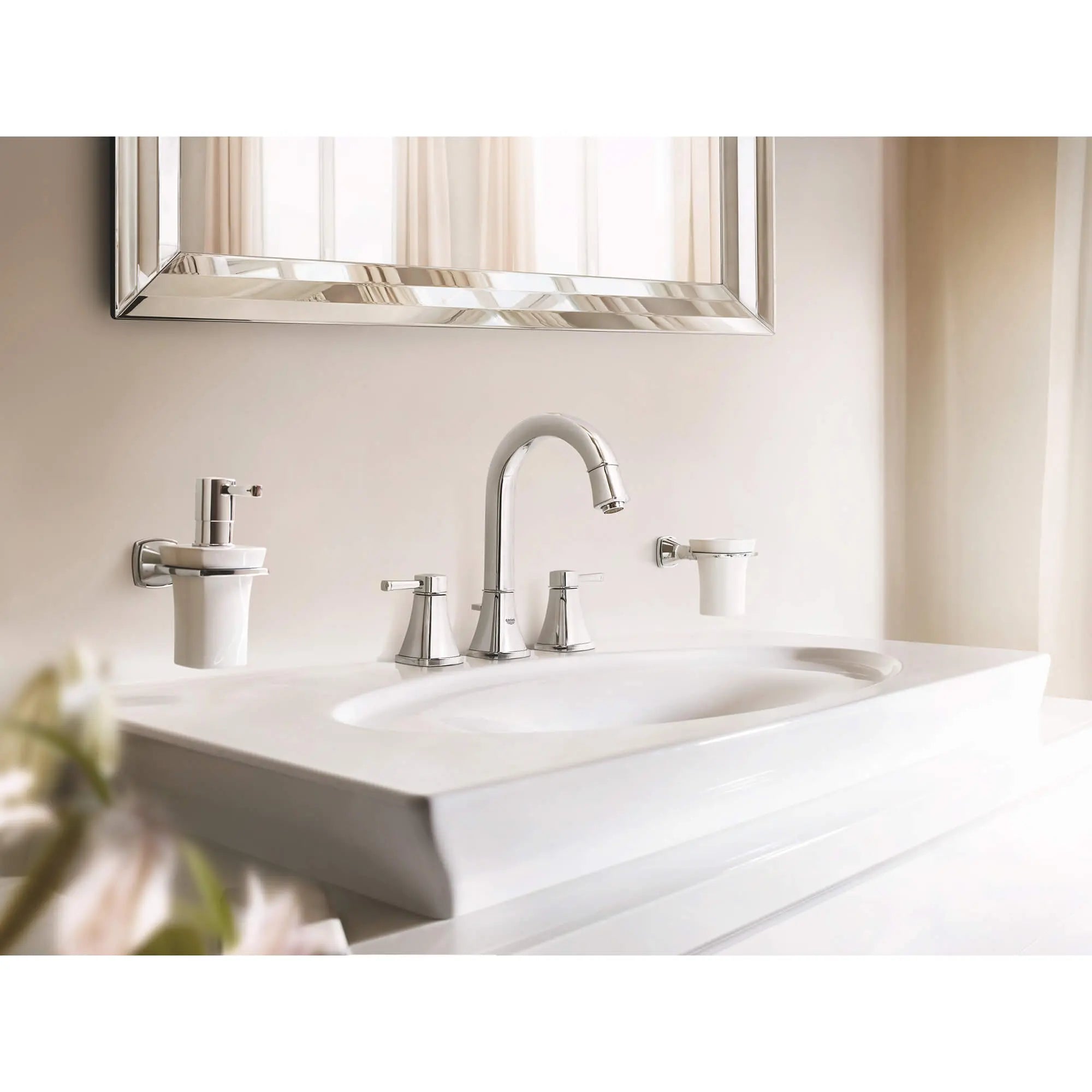 Distributeur en céramique pour savon avec support // CHROME STARLIGHT GROHE // 2410_40627000-holder-with-ceramic-soap-dispenser-enviro-3_0_CDNwebp.webp