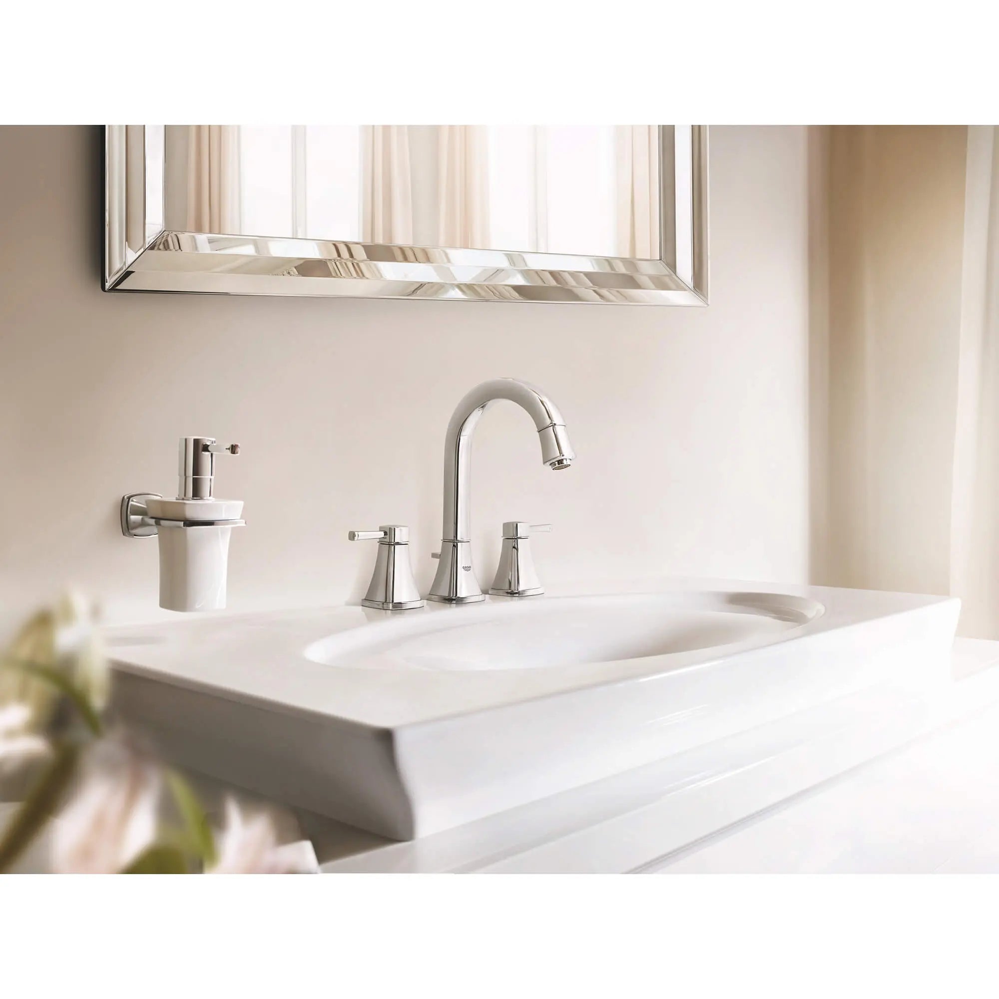 Distributeur en céramique pour savon avec support // CHROME STARLIGHT GROHE // 2411_40627000-holder-with-ceramic-soap-dispenser-enviro-4_0_CDNwebp.webp