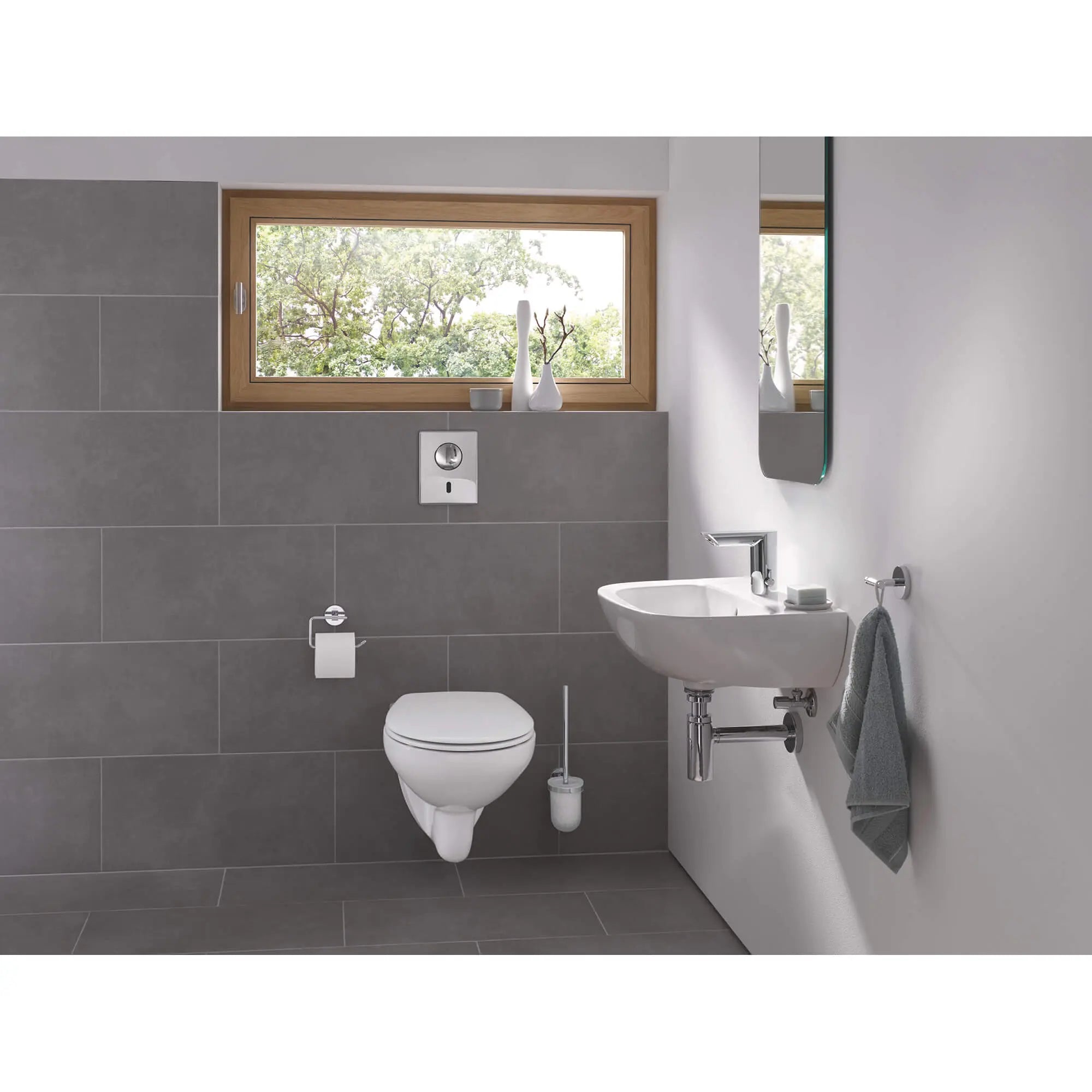 Essentials Distributeur de papier // CHROME STARLIGHT GROHE // 2421_40689001-toilet-paper-holder-enviro-6_0_CDNwebp.webp