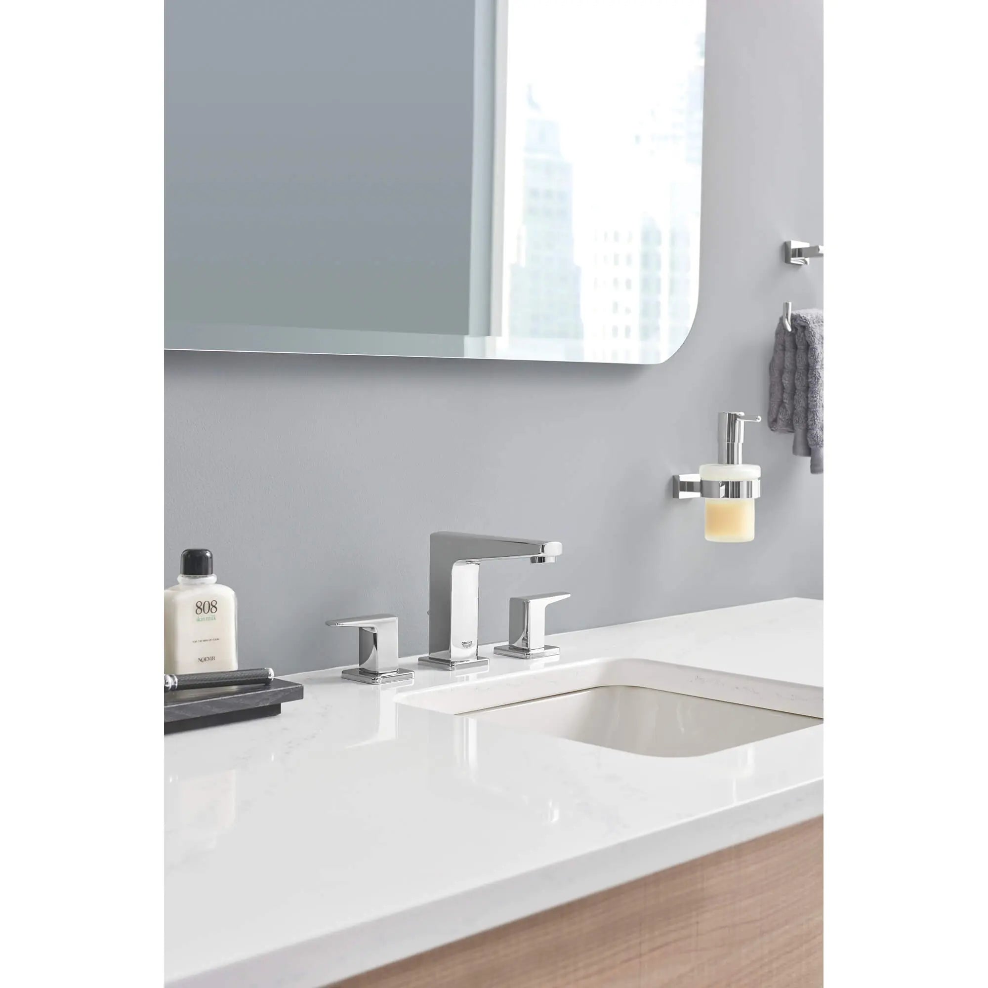 Essentials Cube Distributeur à savon avec support // CHROME STARLIGHT GROHE // 2426_40756001-soap-dispenser-with-holder-enviro-3_0_CDNwebp.webp