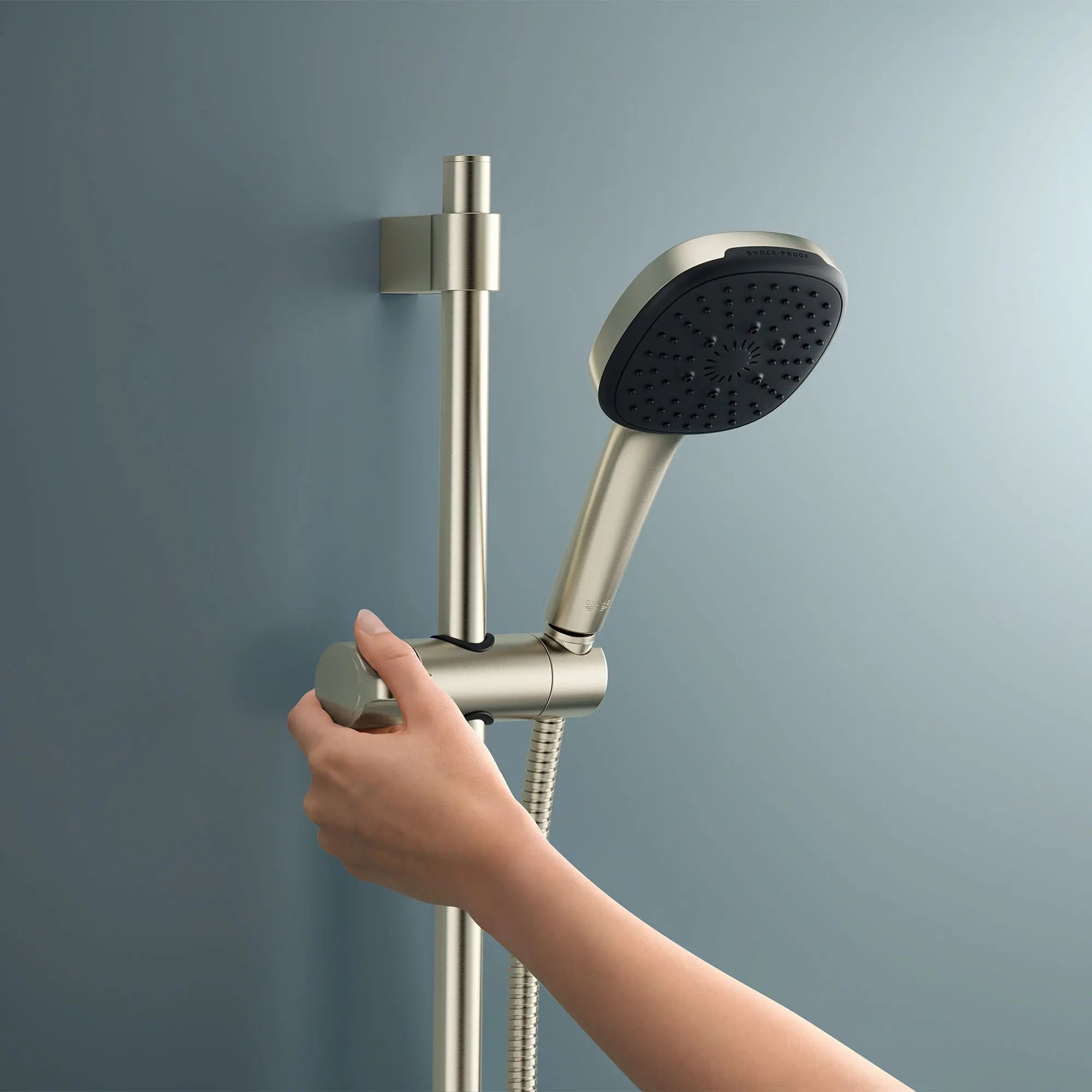 RotaFlex Boyau de douche métallique de 59 po // NICKEL BROSSÉ INFINITYFINISH // 244250_Tempesta_EnvironmentCloseUp_26903EN2_0001_Apr2024_CDNwebp.webp