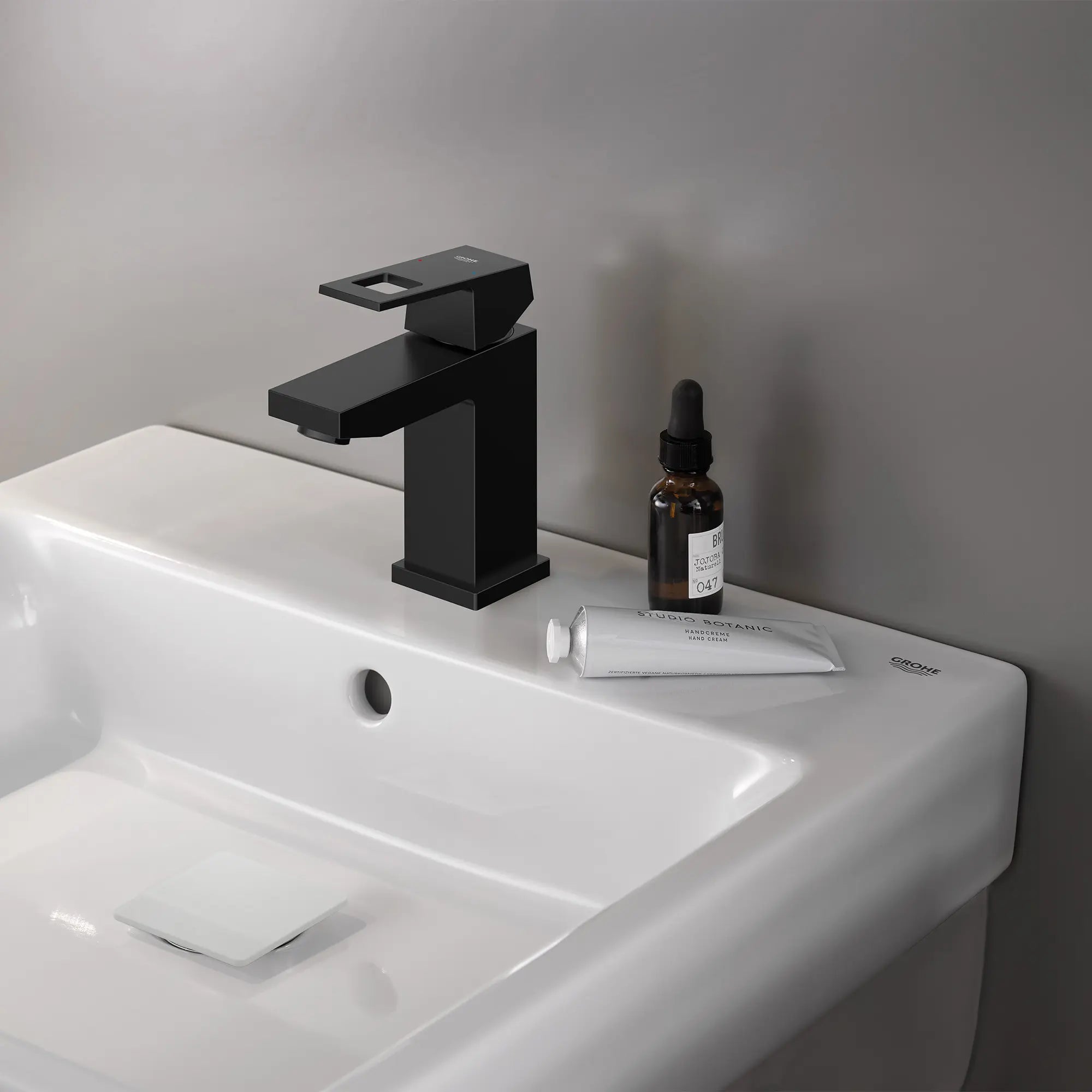 Robinet monotrou pour salle de bain, à poignée simple, taille P, 4,5 L/min (1,2 gpm) // NOIR MAT // 244754_Eurocube_EnvironmentCloseUp_23129243A_0001_APRIL2024_CDNwebp.webp