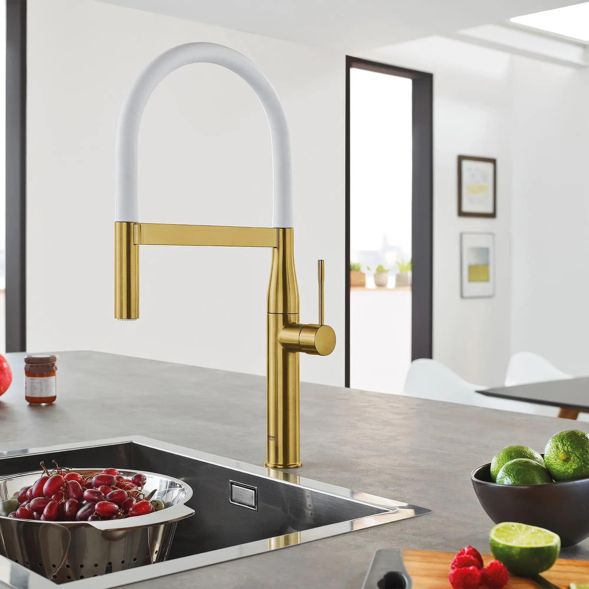 Robinet de cuisine semi-pro à poignée simple et double jet 6,6 L/min (1,75 gpm) // AUBE FRAÎCHE BROSSÉ // 244761_Essence_EnvironmentCloseUp_30295GN0_0001_APRIL2024_CDNwebp.webp