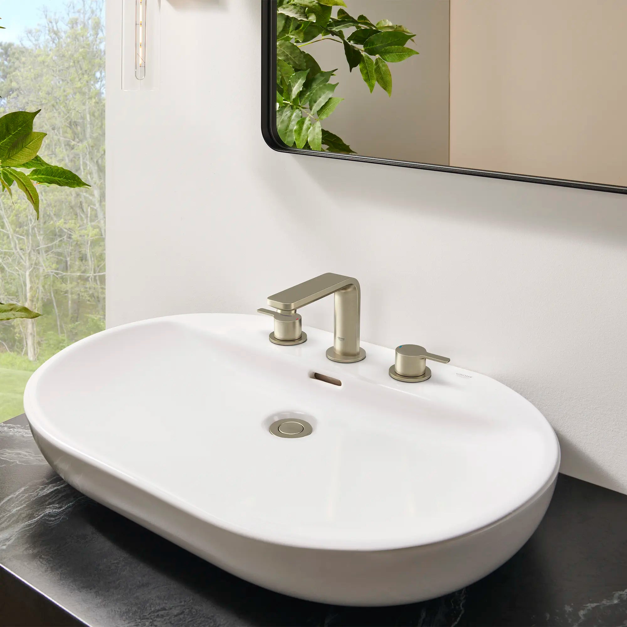 Lineare Robinet de salle de bains à deux poignées espacées de 8 po, taille M, 4,5 L/min (1,2 gpm) // NICKEL BROSSÉ INFINITYFINISH // 244770_Lineare_EnvironmentCloseUp_20578ENA_0001_APRIL2024_CDNwebp.webp