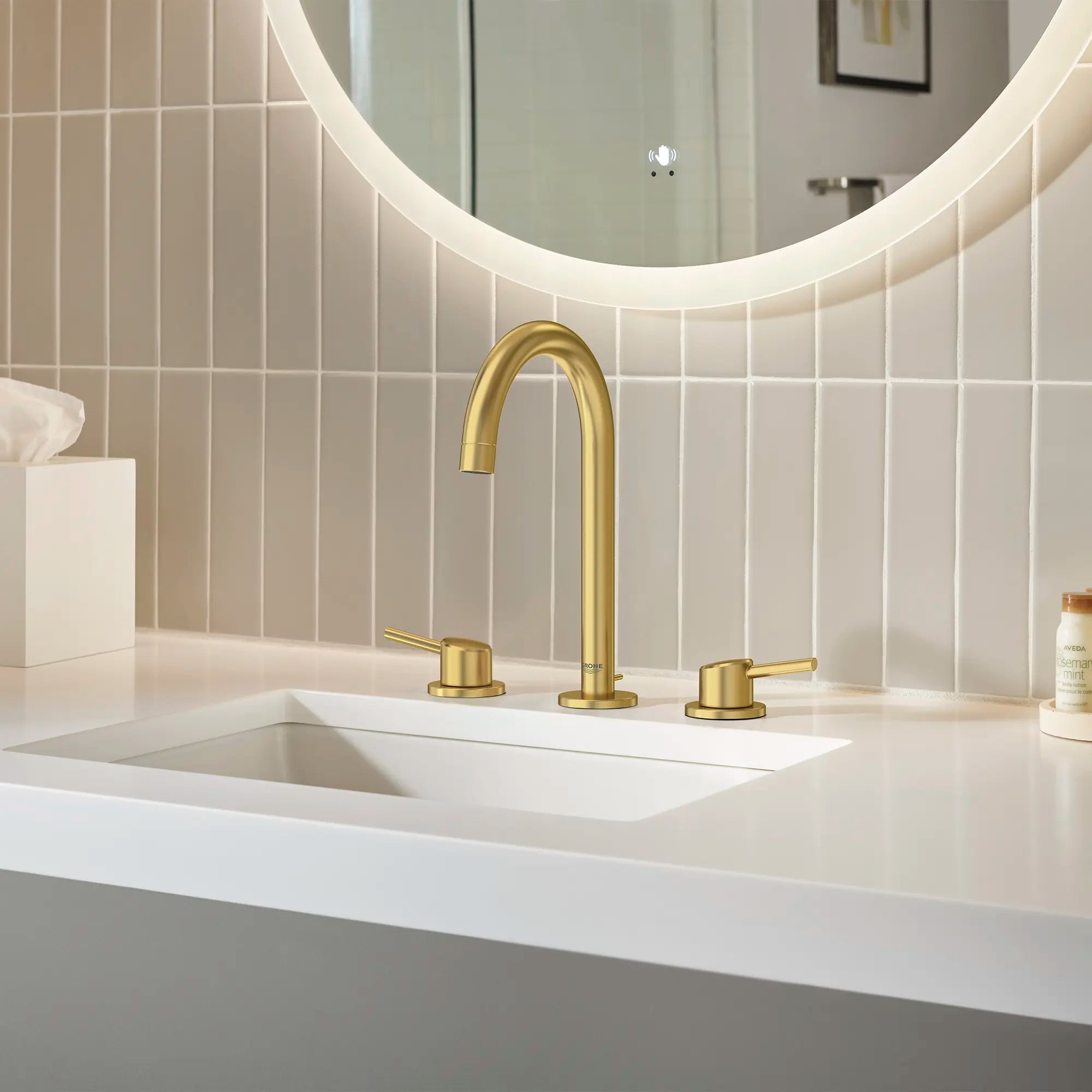 Robinet de salle de bain, 8 po, à deux poignées, taille G, 4,5 L/min (1,2 gpm) // AUBE FRAÎCHE BROSSÉ // 249105_Concetto_EnvironmentCloseup_20217GNA_0001_SEPTEMBER2024_CDNwebp.webp