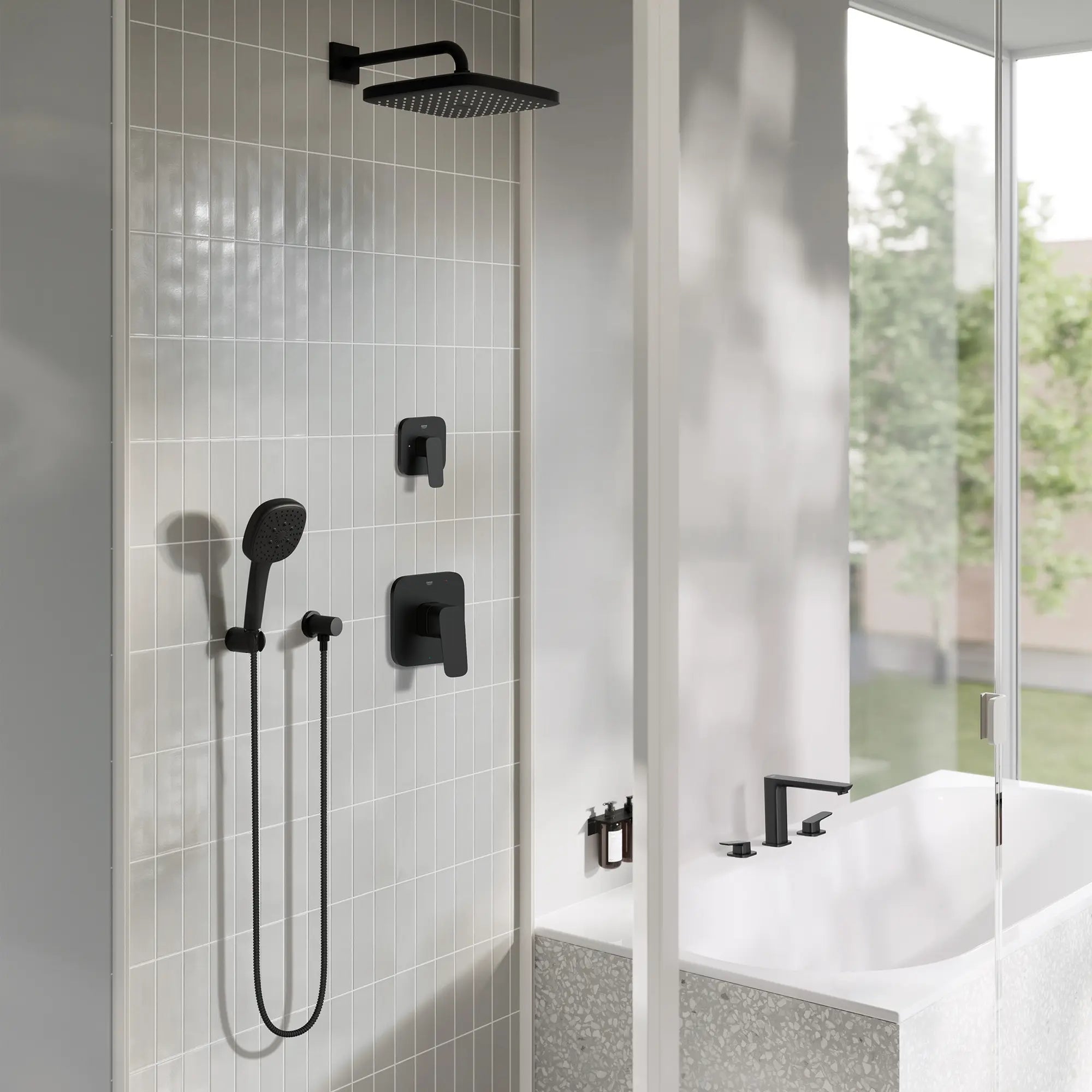 Robinet de remplissage de baignoire monté sur plan à 3 orifices et 2 manettes Cubeo // NOIR MAT // 260323_GROHE_Cubeo_Monument_EnvironmentMedium_1019282430_1019292430_267182430_1019232430_0001_JANUARY2025_CDNwebp.webp