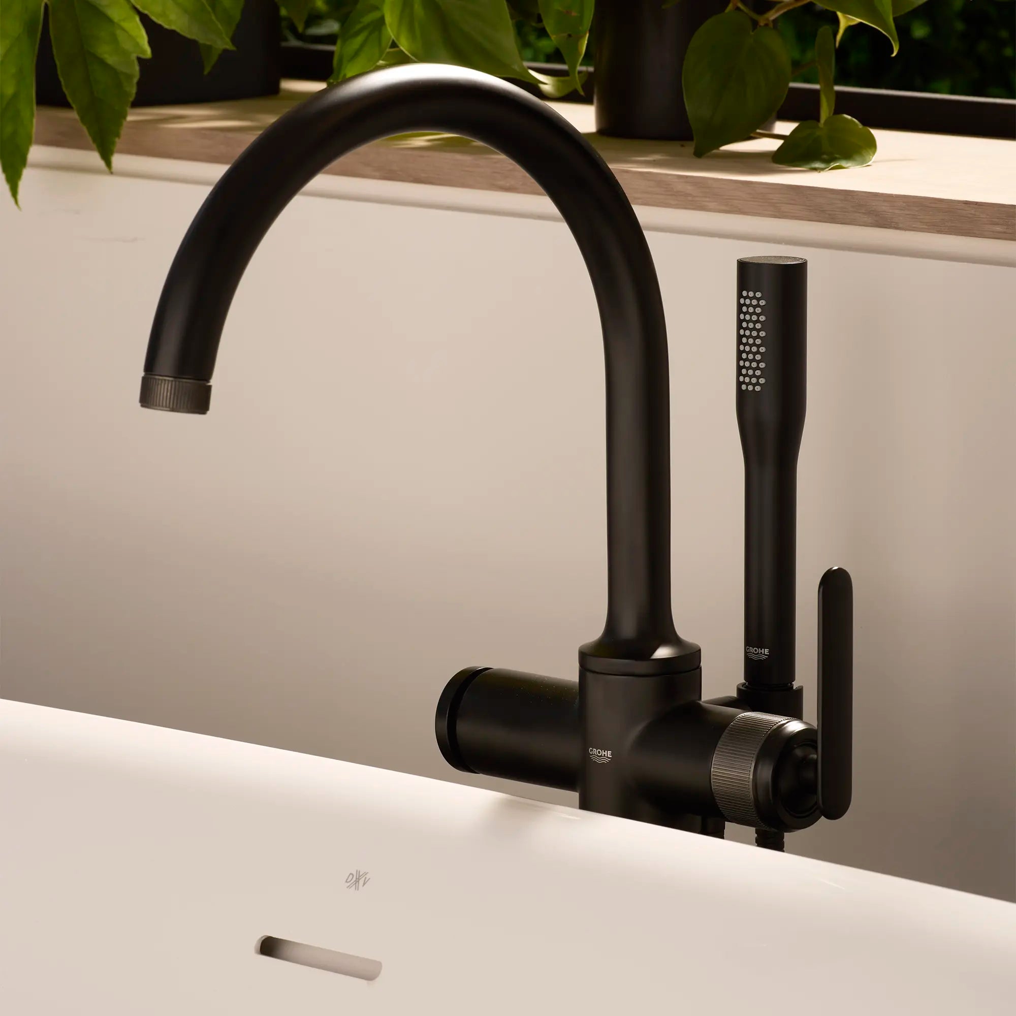 Robinet de baignoire autoportant Listra à une seule manette avec douche à main de 6,6 l/min (1,75 gal/min) // NOIR MAT // 278835_Listra_EnvironmentCloseUp_1062562430_0001_November2025_0_CDNwebp.webp