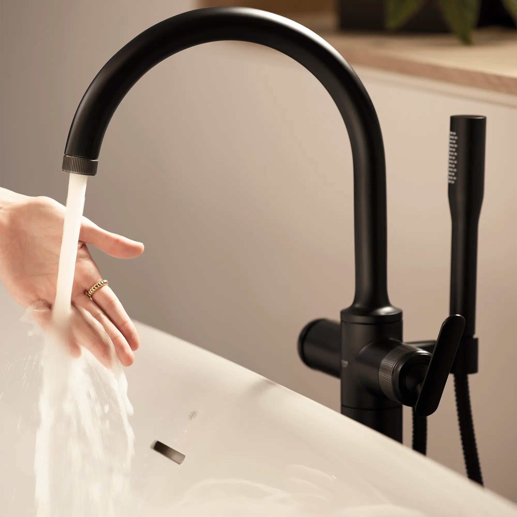 Robinet de baignoire autoportant Listra à une seule manette avec douche à main de 6,6 l/min (1,75 gal/min) // NOIR MAT // 278836_Listra_EnvironmentCloseUp_1062562430_0002_November2025_0_CDNwebp.webp