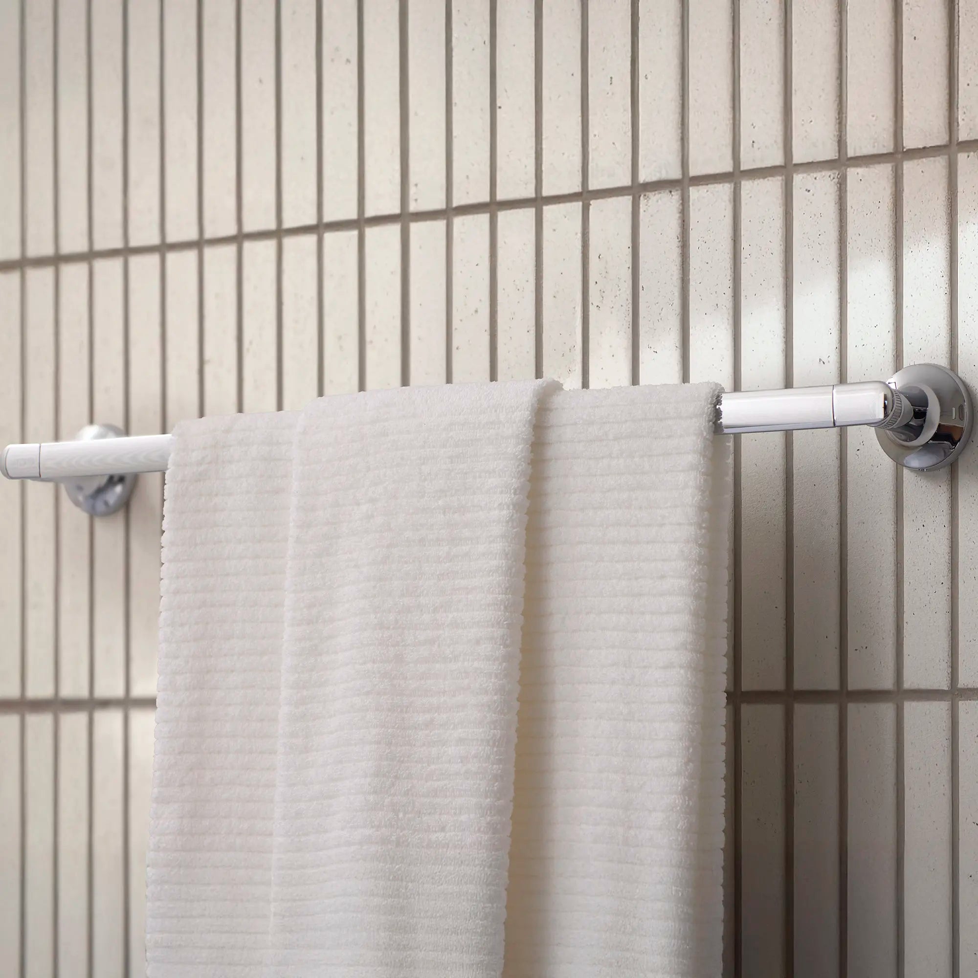 Porte-serviettes Listra de 60,96 cm (24 po) // CHROME STARLIGHT GROHE // 278837_Listra_EnvironmentCloseUp_1062530000_0001_November2025_0_CDNwebp.webp